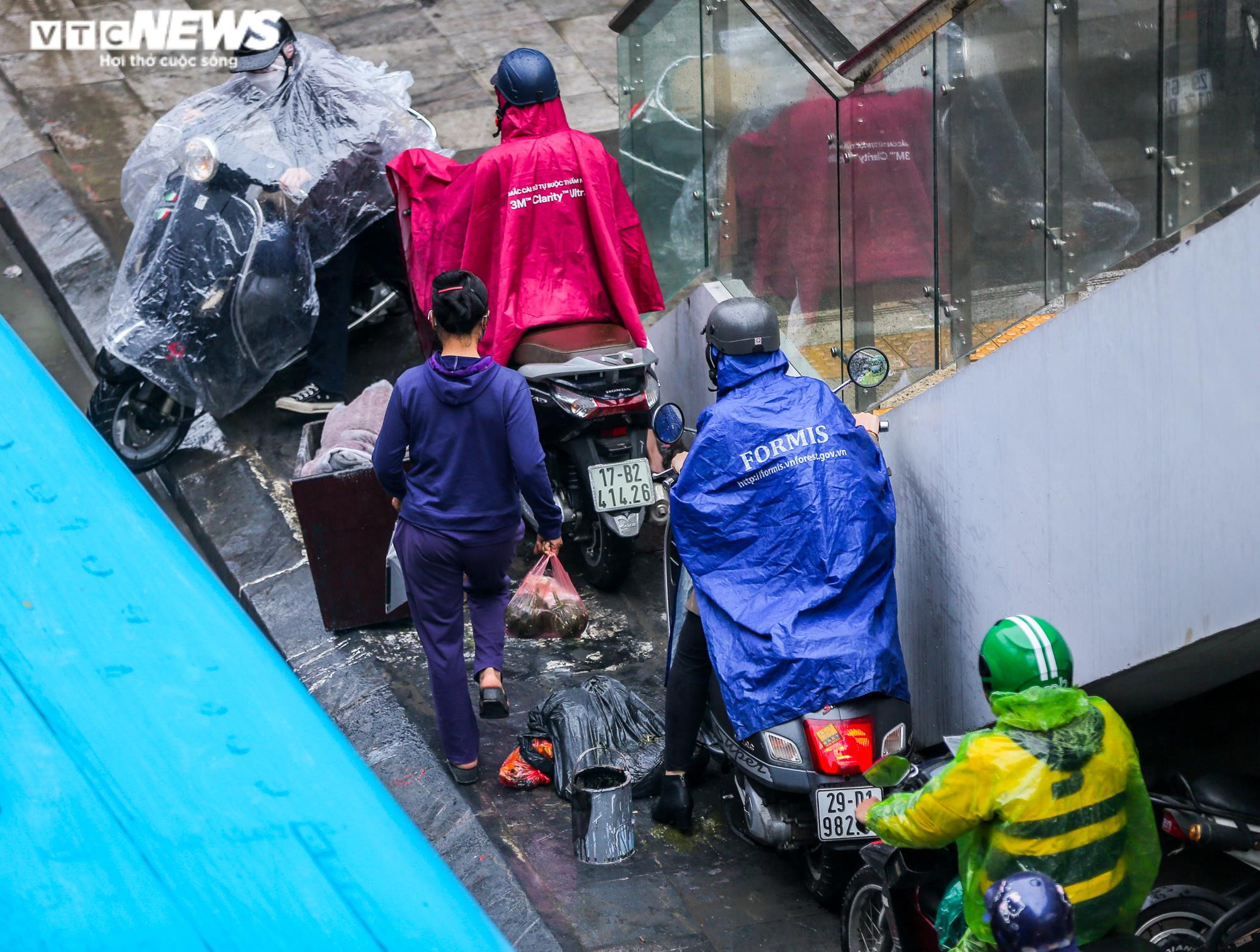 Ảnh: Dòng xe nhích từng chút dưới trời mưa rét ở Hà Nội sáng đầu tuần - 8