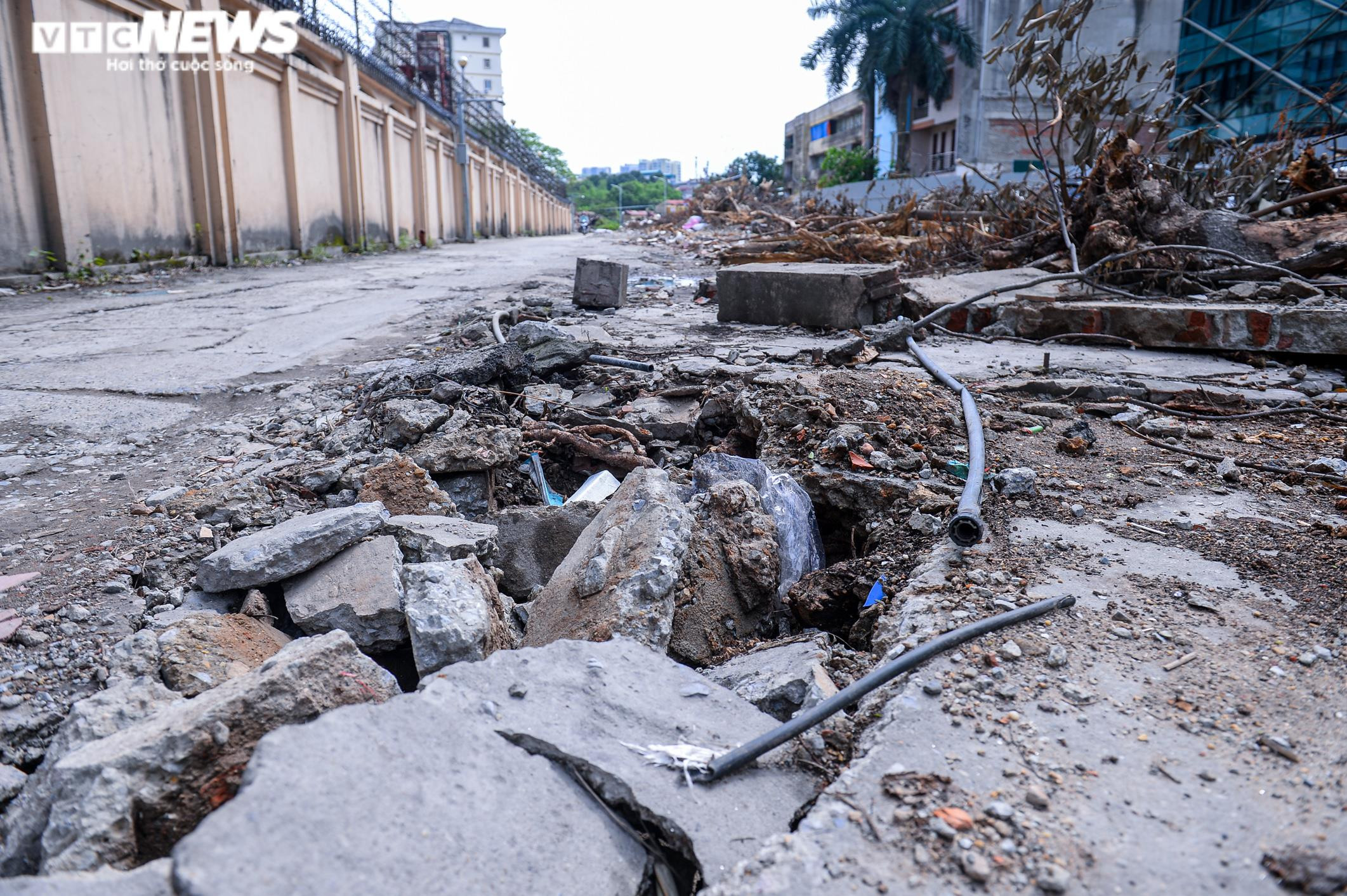 Hà Nội: Thi công ì ạch, đường Huỳnh Thúc Kháng kéo dài thành nơi đổ rác - 9