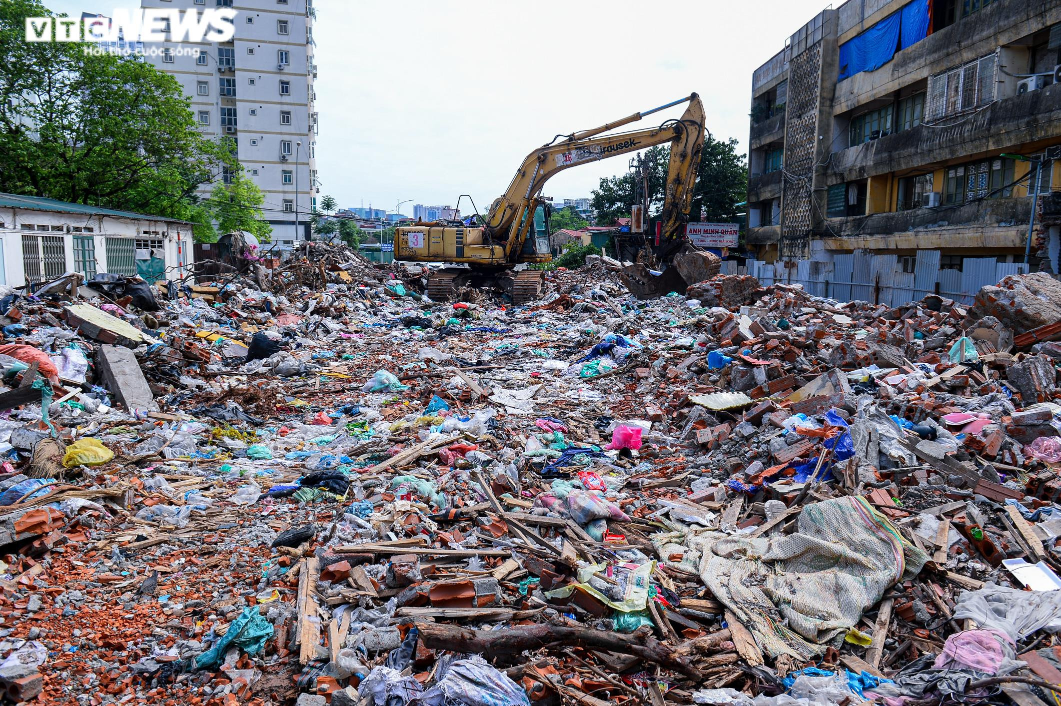 Hà Nội: Thi công ì ạch, đường Huỳnh Thúc Kháng kéo dài thành nơi đổ rác - 3
