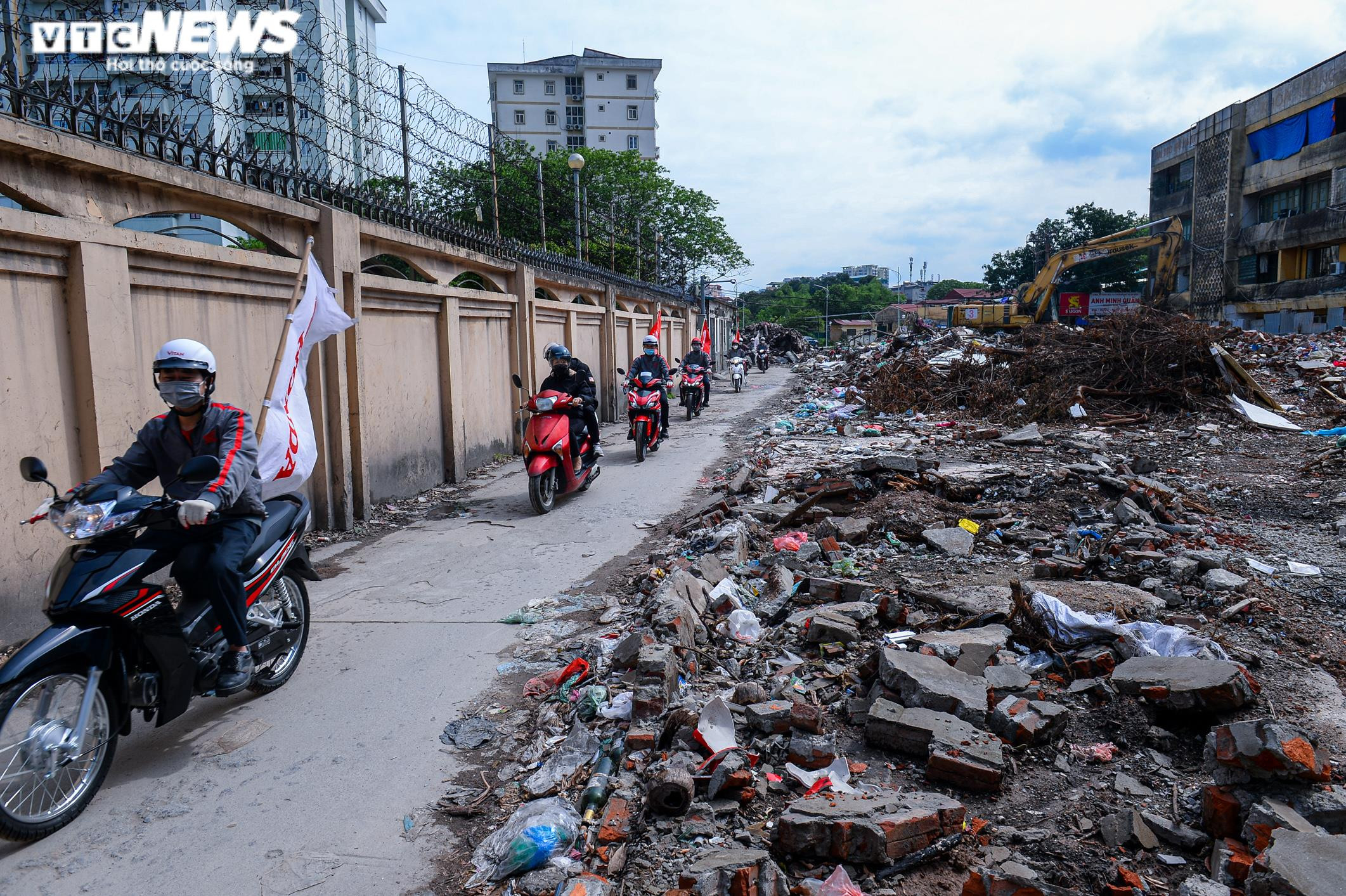 Hà Nội: Thi công ì ạch, đường Huỳnh Thúc Kháng kéo dài thành nơi đổ rác - 11