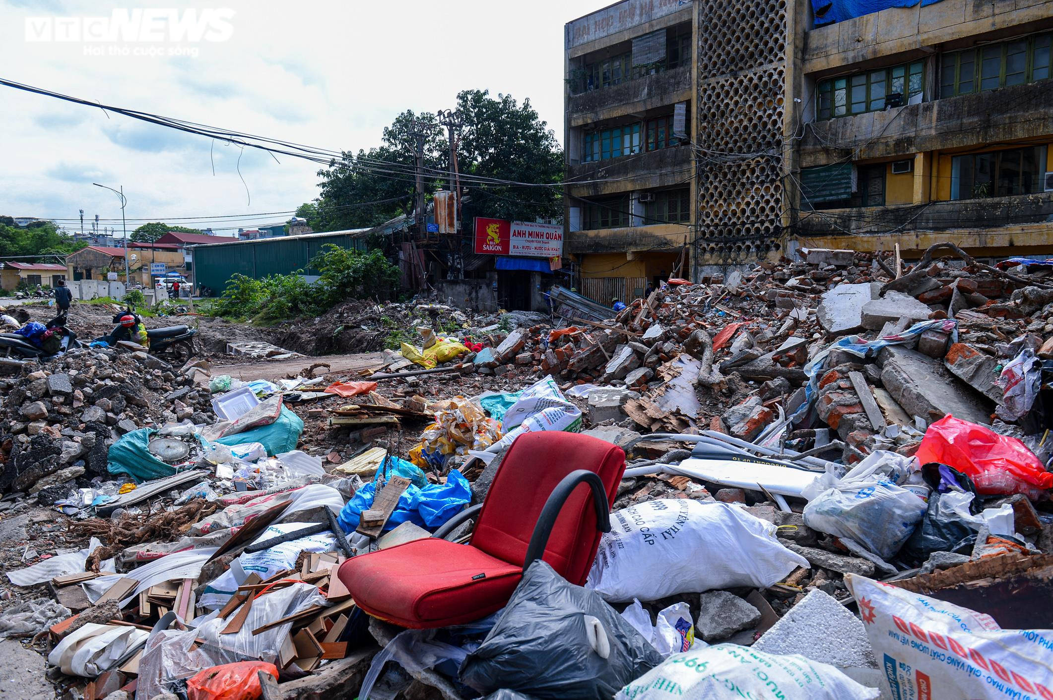 Hà Nội: Thi công ì ạch, đường Huỳnh Thúc Kháng kéo dài thành nơi đổ rác - 6