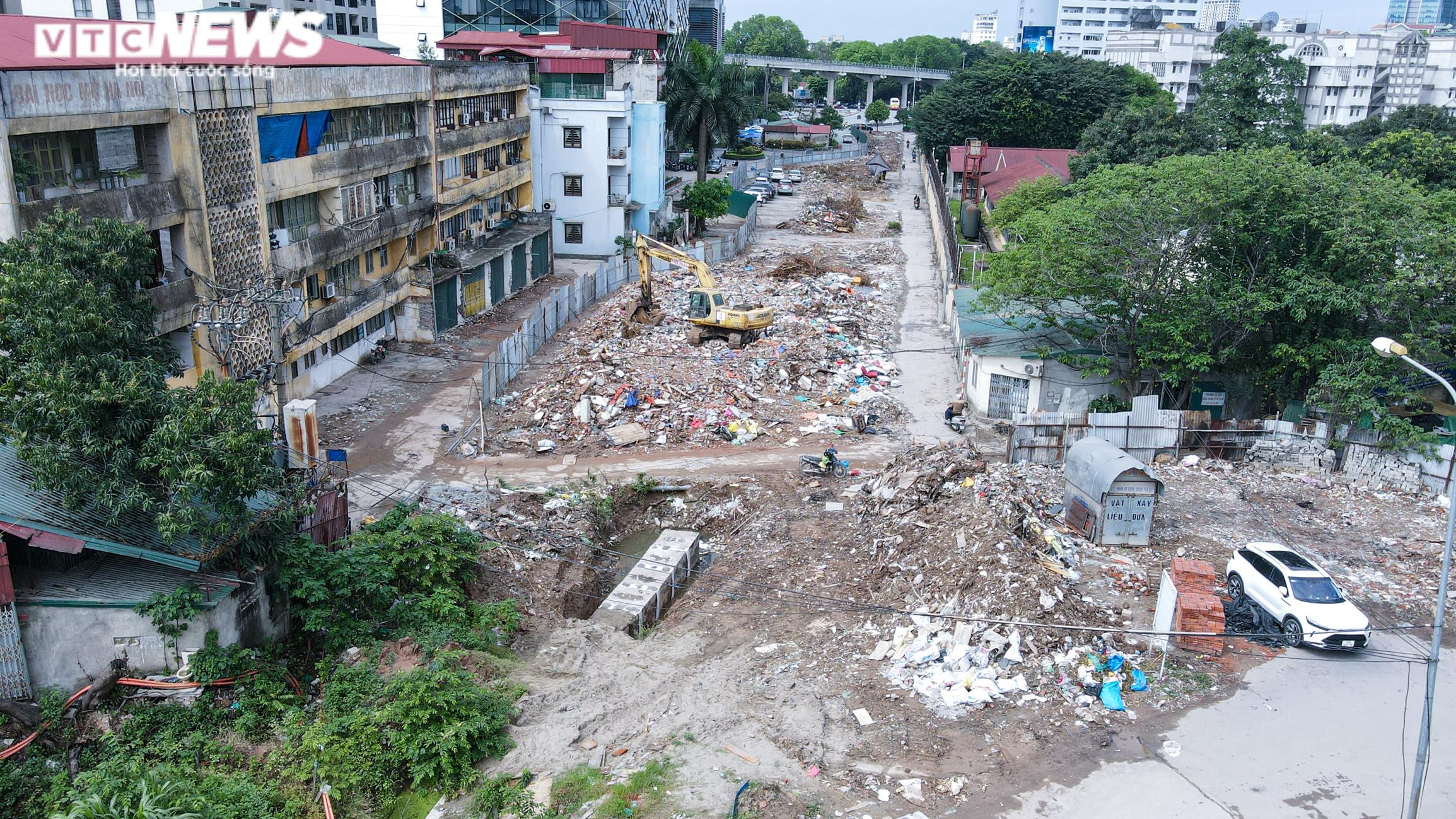 Hà Nội: Thi công ì ạch, đường Huỳnh Thúc Kháng kéo dài thành nơi đổ rác - 1