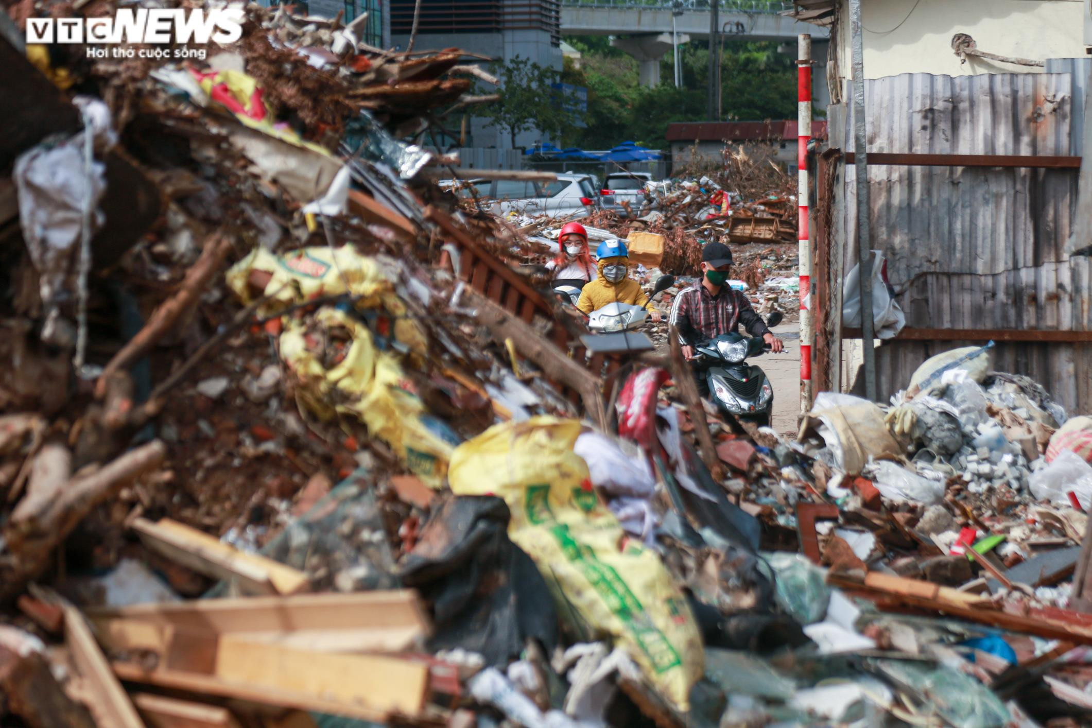 Hà Nội: Thi công ì ạch, đường Huỳnh Thúc Kháng kéo dài thành nơi đổ rác - 5