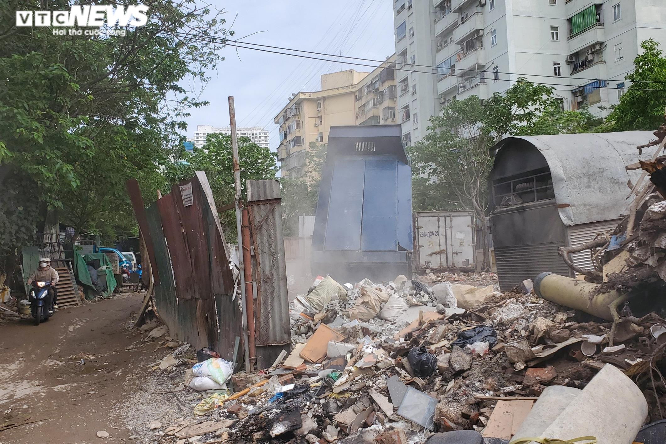 Hà Nội: Thi công ì ạch, đường Huỳnh Thúc Kháng kéo dài thành nơi đổ rác - 8