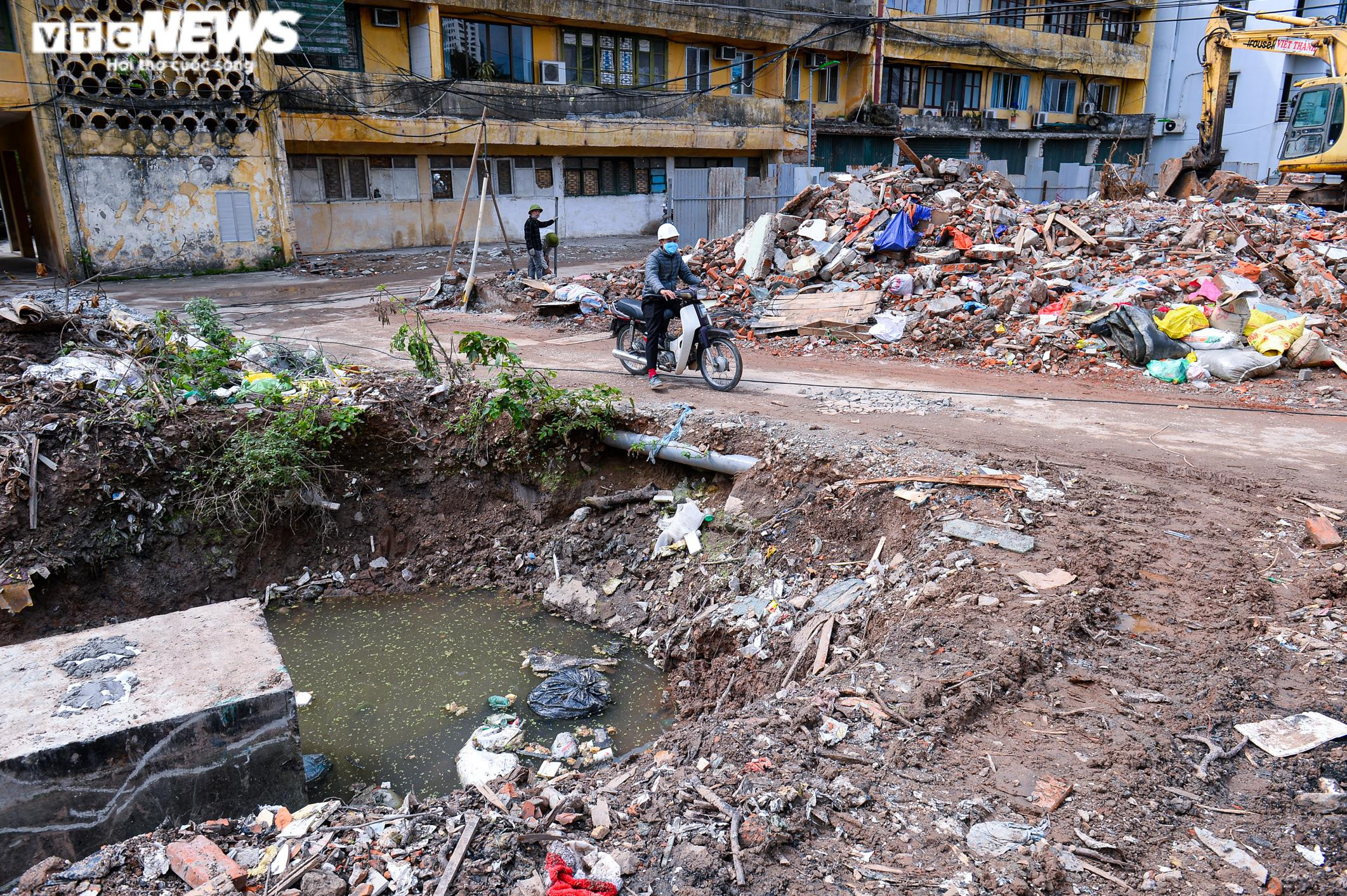 Hà Nội: Thi công ì ạch, đường Huỳnh Thúc Kháng kéo dài thành nơi đổ rác - 12
