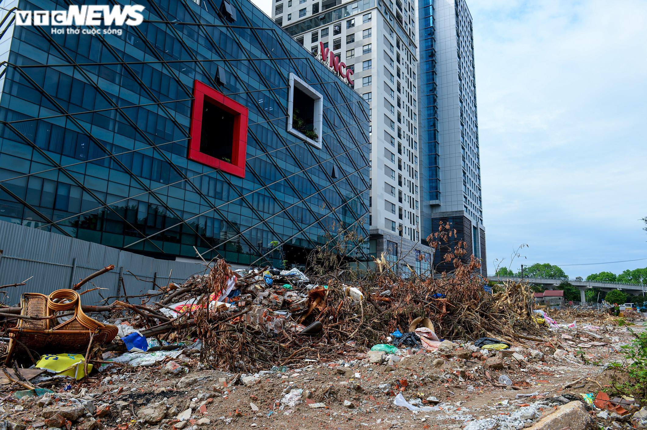 Hà Nội: Thi công ì ạch, đường Huỳnh Thúc Kháng kéo dài thành nơi đổ rác - 10