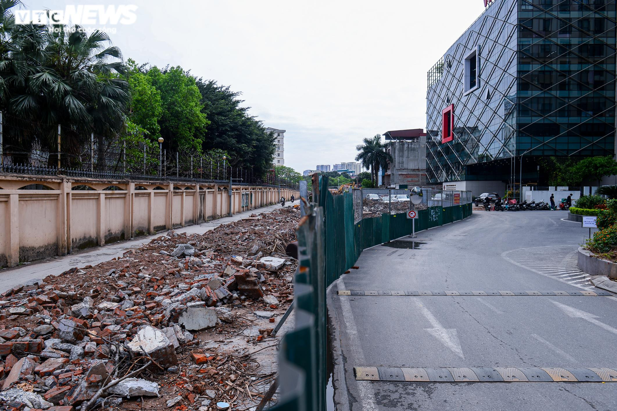 Hà Nội: Thi công ì ạch, đường Huỳnh Thúc Kháng kéo dài thành nơi đổ rác - 4