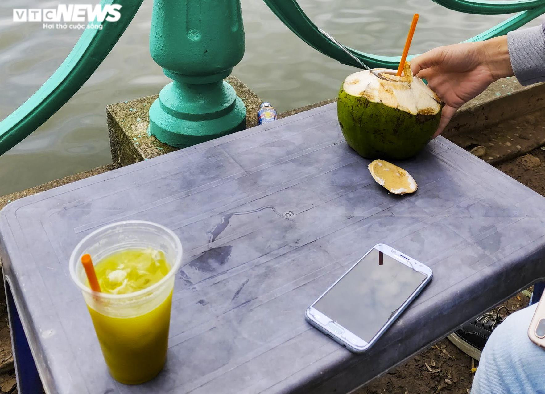 Vỉa hè bị chiếm dụng để kinh doanh, dân muốn ngồi ghế đá phải trả tiền mua nước - 10