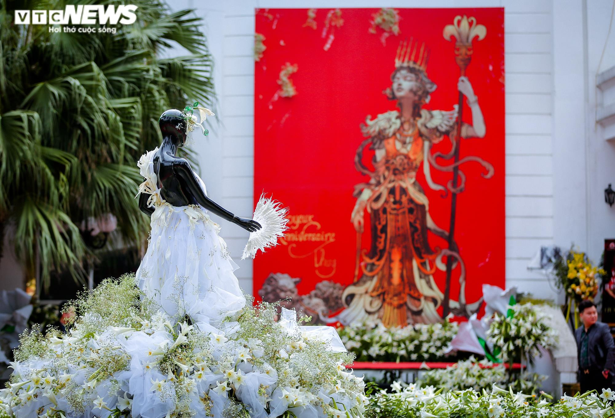 Nghìn bông hoa bách hợp khoe sắc trắng tinh khôi trên phố Hà Nội - 11