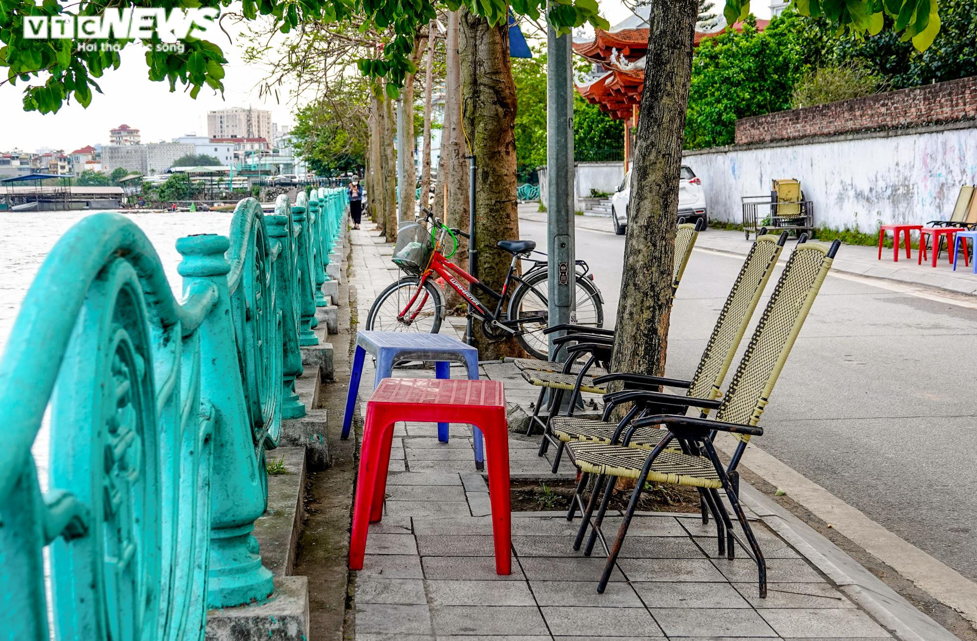 Vỉa hè bị chiếm dụng để kinh doanh, dân muốn ngồi ghế đá phải trả tiền mua nước - 6