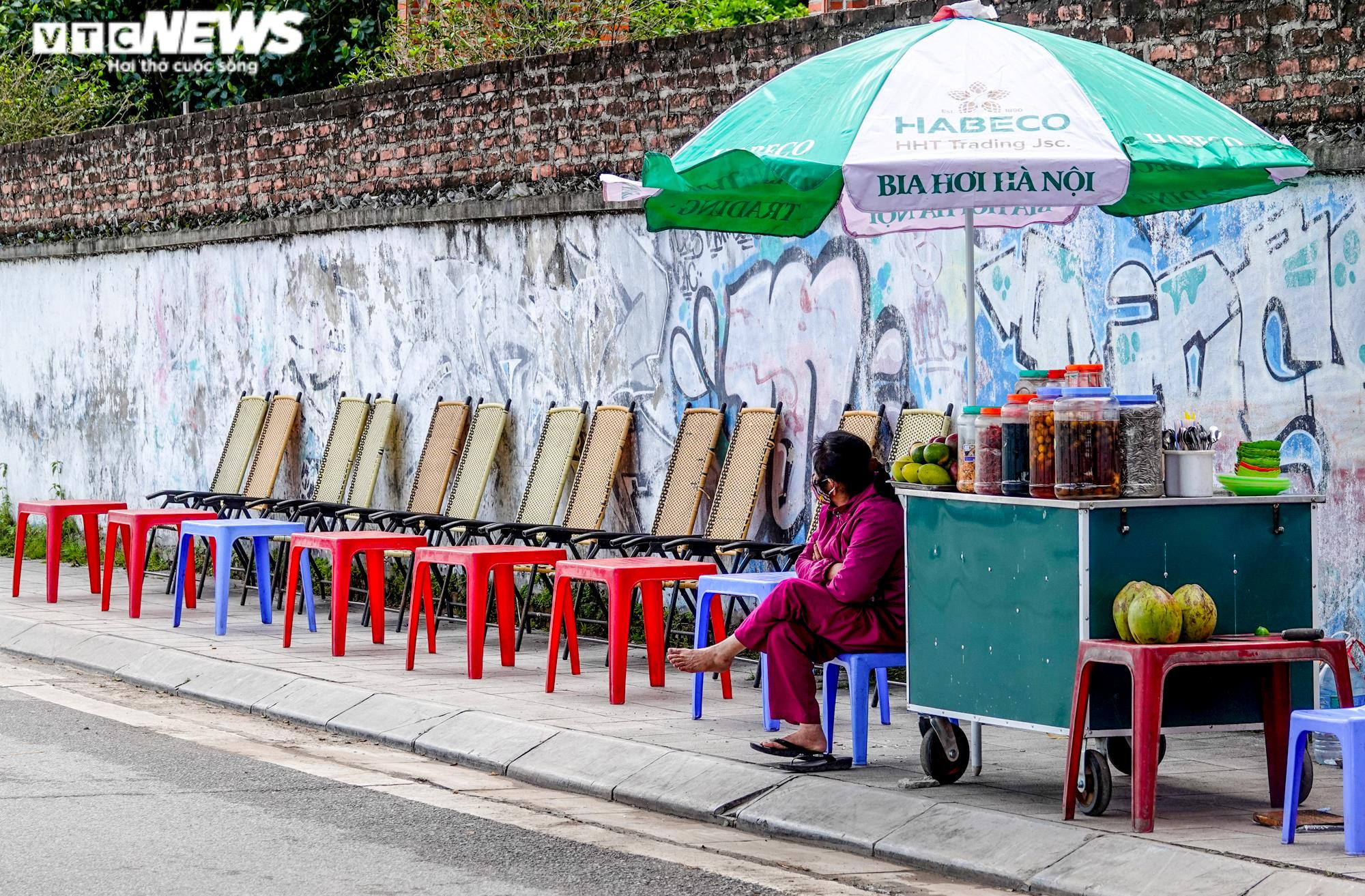 Vỉa hè bị chiếm dụng để kinh doanh, dân muốn ngồi ghế đá phải trả tiền mua nước - 3