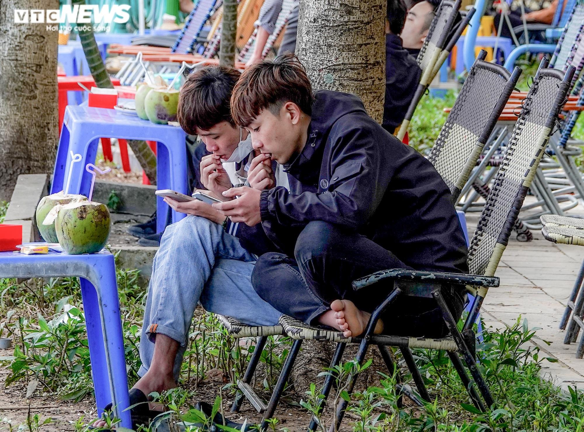 Vỉa hè bị chiếm dụng để kinh doanh, dân muốn ngồi ghế đá phải trả tiền mua nước - 11