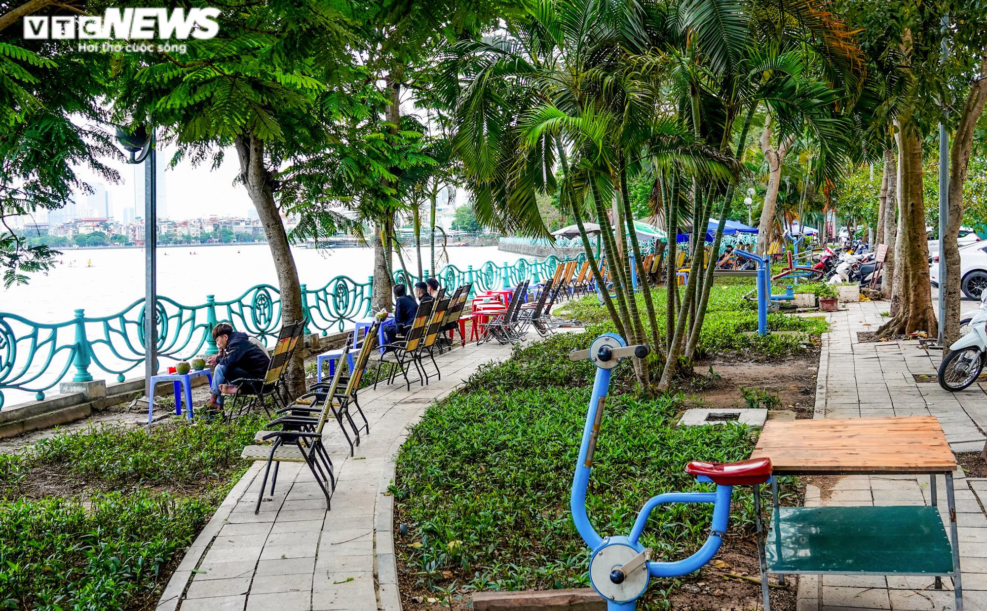 Vỉa hè bị chiếm dụng để kinh doanh, dân muốn ngồi ghế đá phải trả tiền mua nước - 7