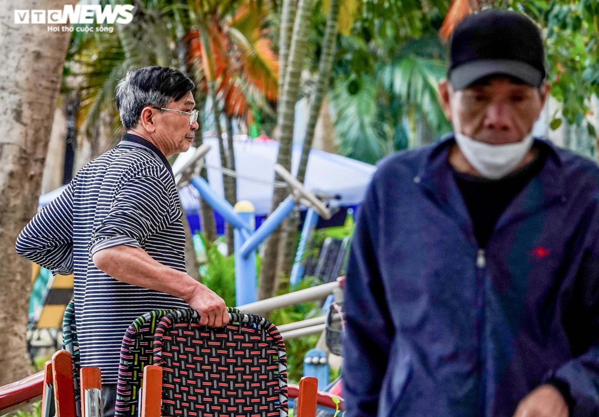 Vỉa hè bị chiếm dụng để kinh doanh, dân muốn ngồi ghế đá phải trả tiền mua nước - 8