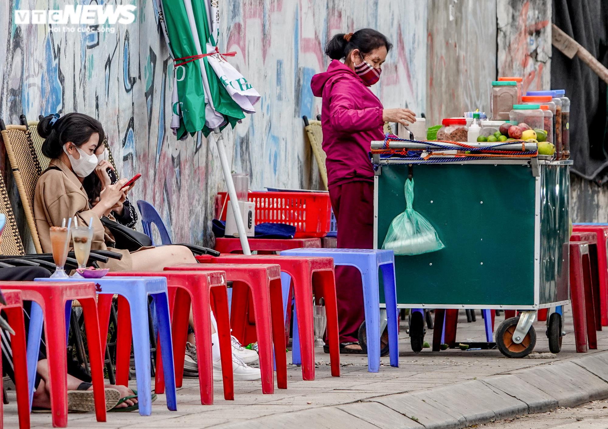 Vỉa hè bị chiếm dụng để kinh doanh, dân muốn ngồi ghế đá phải trả tiền mua nước - 5