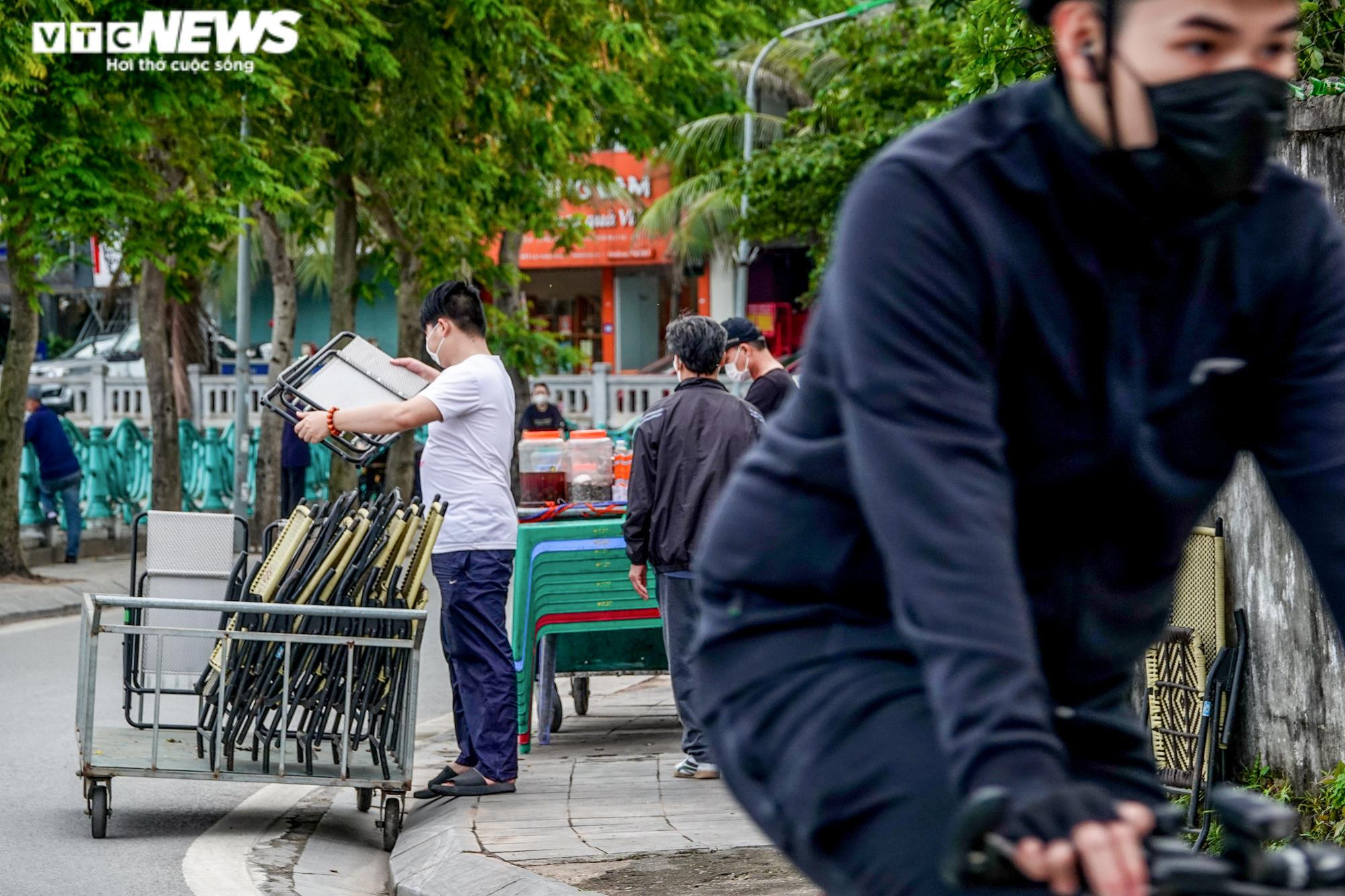 Vỉa hè bị chiếm dụng để kinh doanh, dân muốn ngồi ghế đá phải trả tiền mua nước - 4