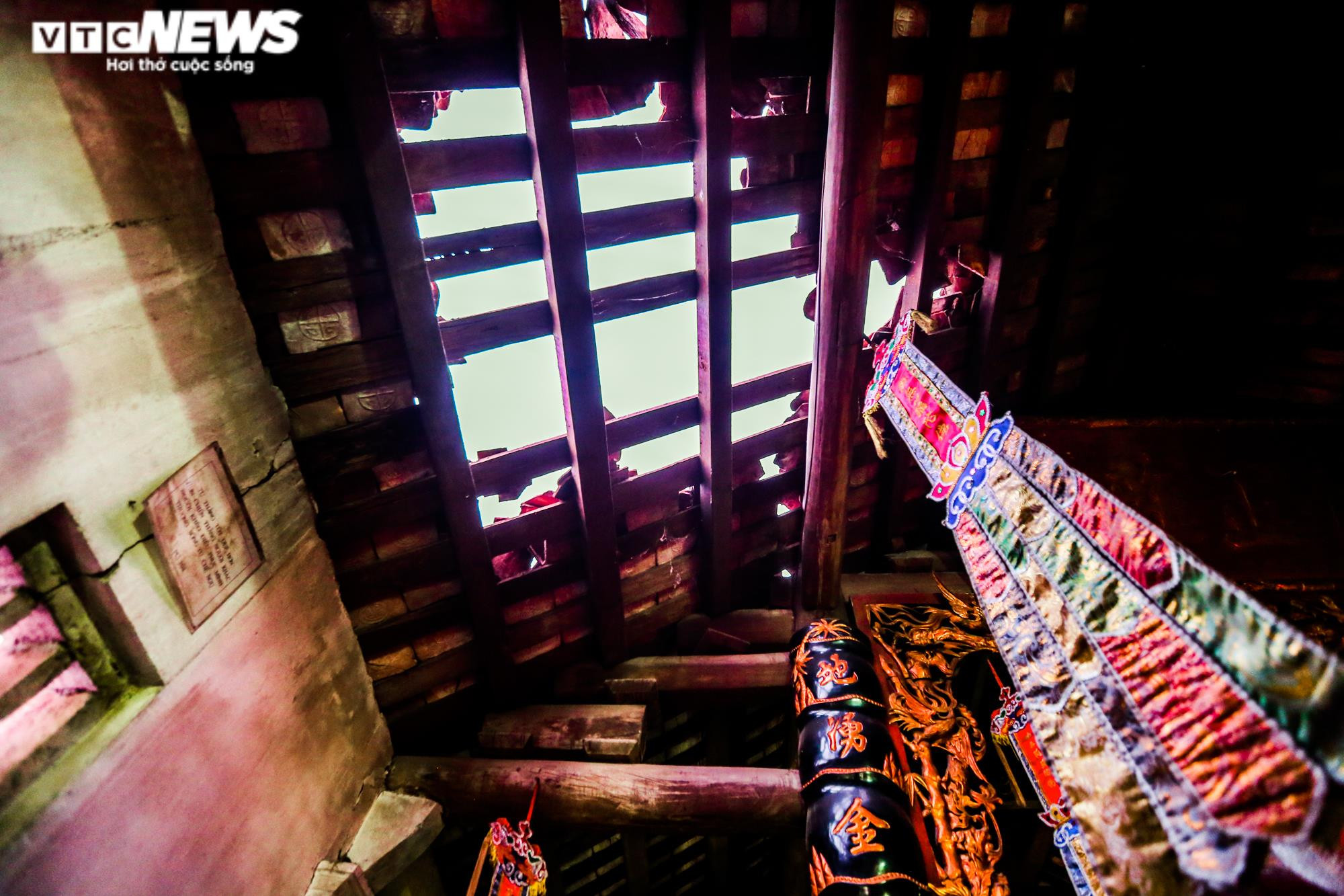 Ảnh: Ngôi chùa gần 700 năm ở Hà Nội nguy cơ sập đổ, dân không dám vào dâng hương - 16