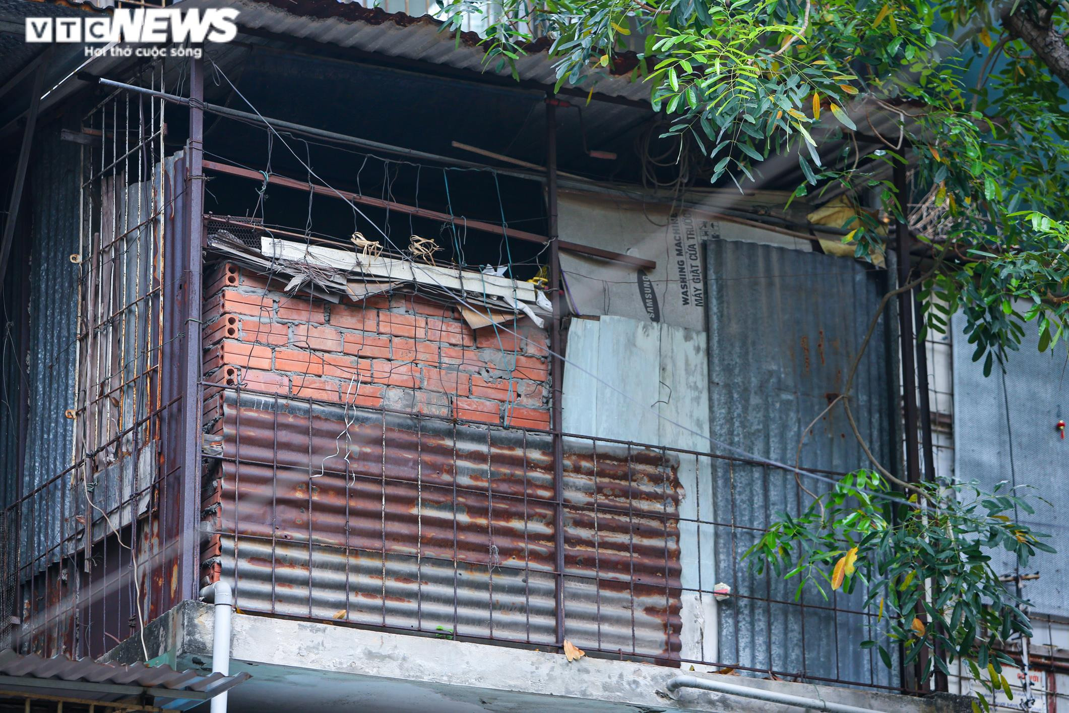 Cháy nhà, 5 người chết: Hiểm họa từ những 'chuồng cọp' chằng chịt ở khu tập thể - 8