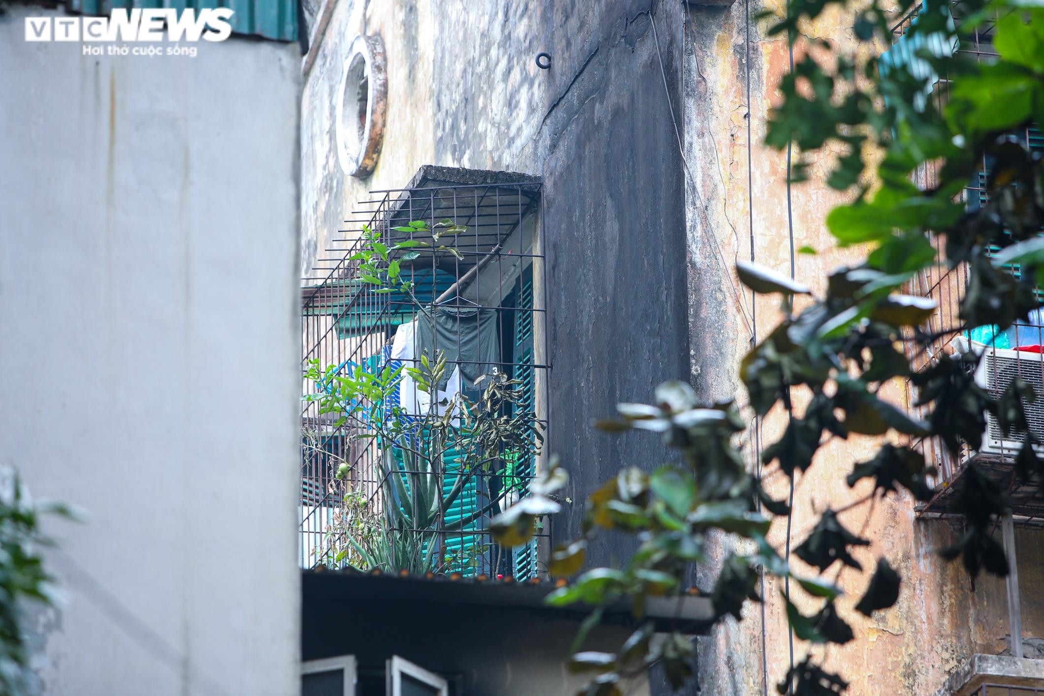 Cháy nhà, 5 người chết: Hiểm họa từ những 'chuồng cọp' chằng chịt ở khu tập thể - 6