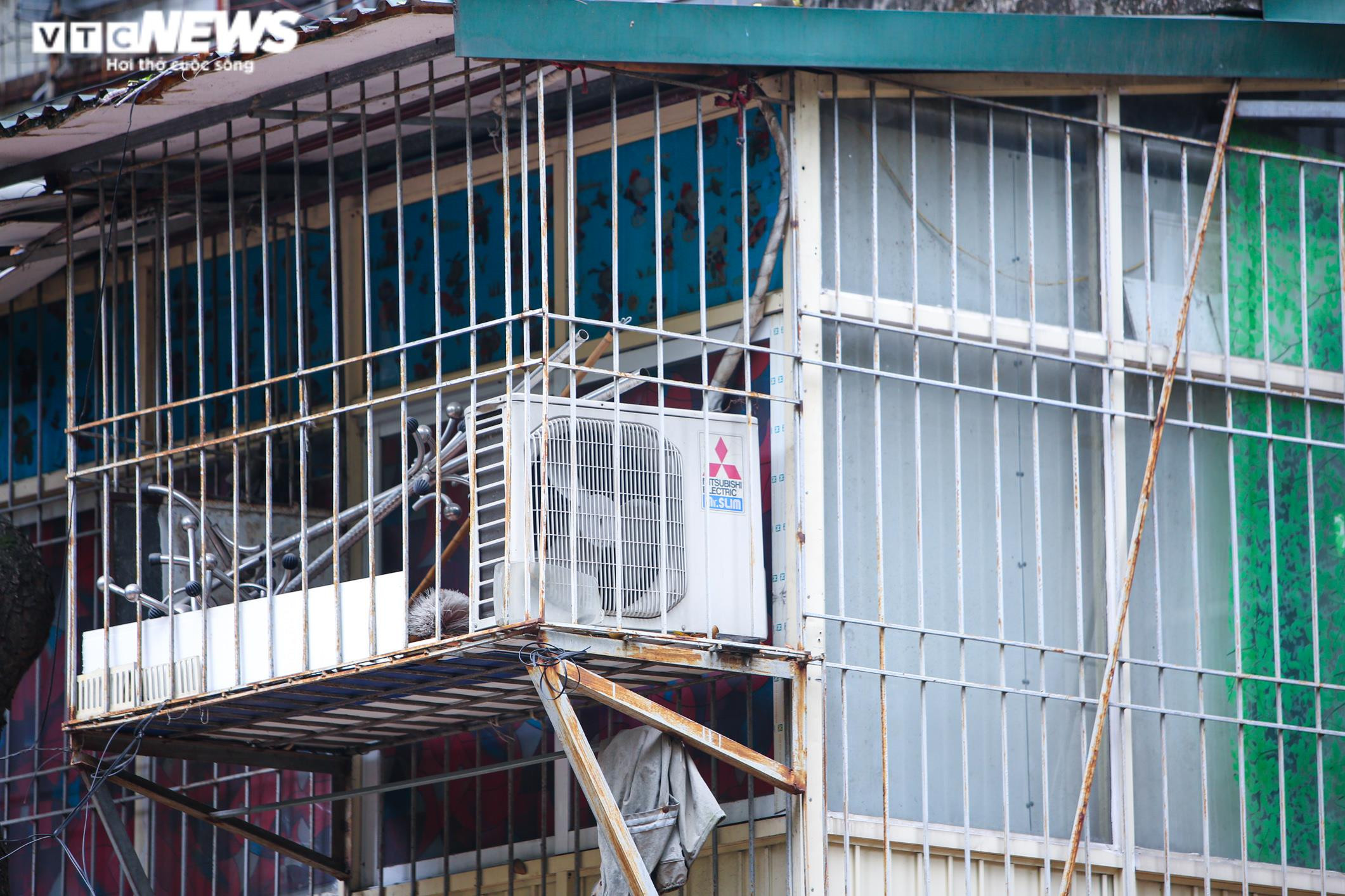 Cháy nhà, 5 người chết: Hiểm họa từ những 'chuồng cọp' chằng chịt ở khu tập thể - 5