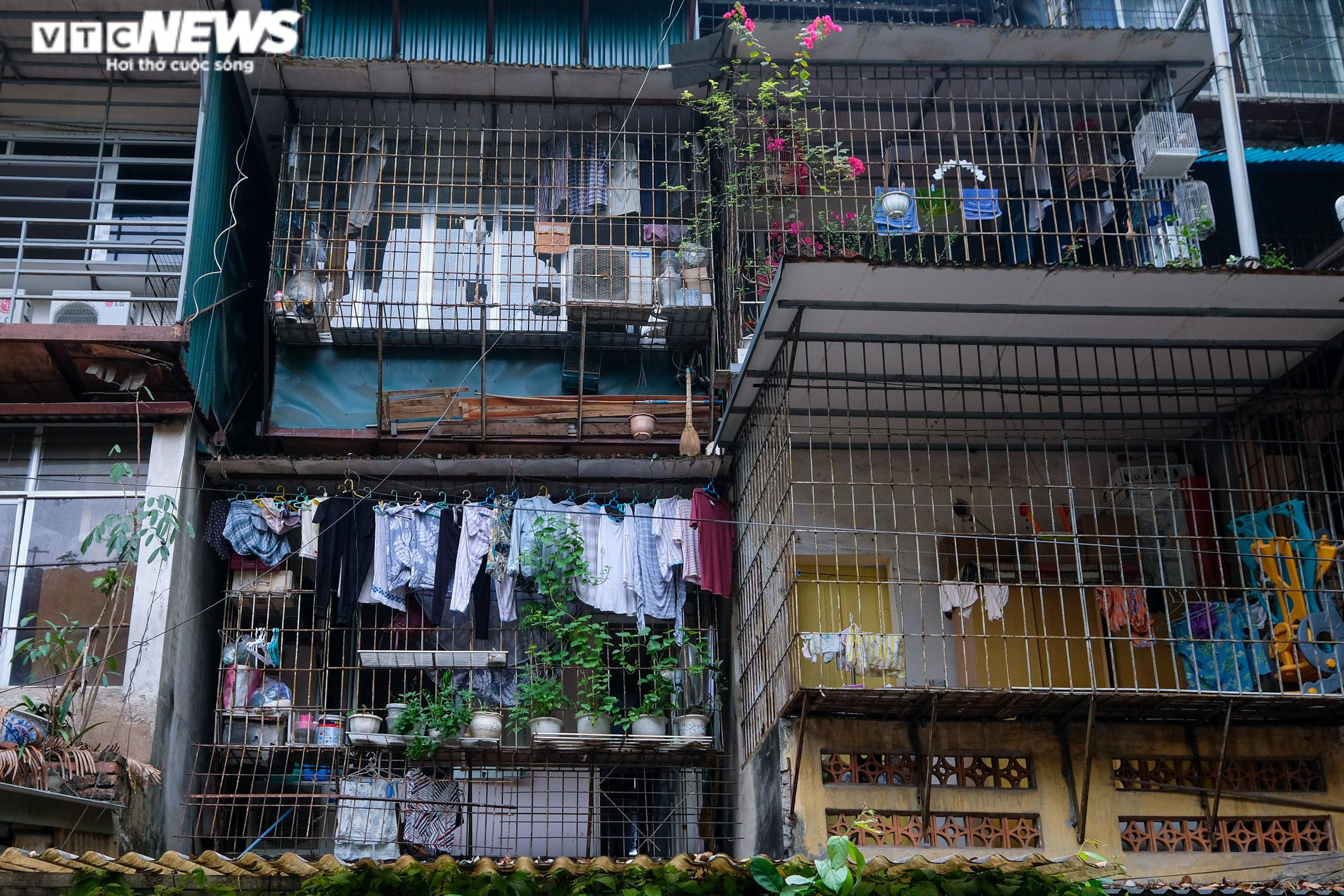 Cháy nhà, 5 người chết: Hiểm họa từ những 'chuồng cọp' chằng chịt ở khu tập thể - 2