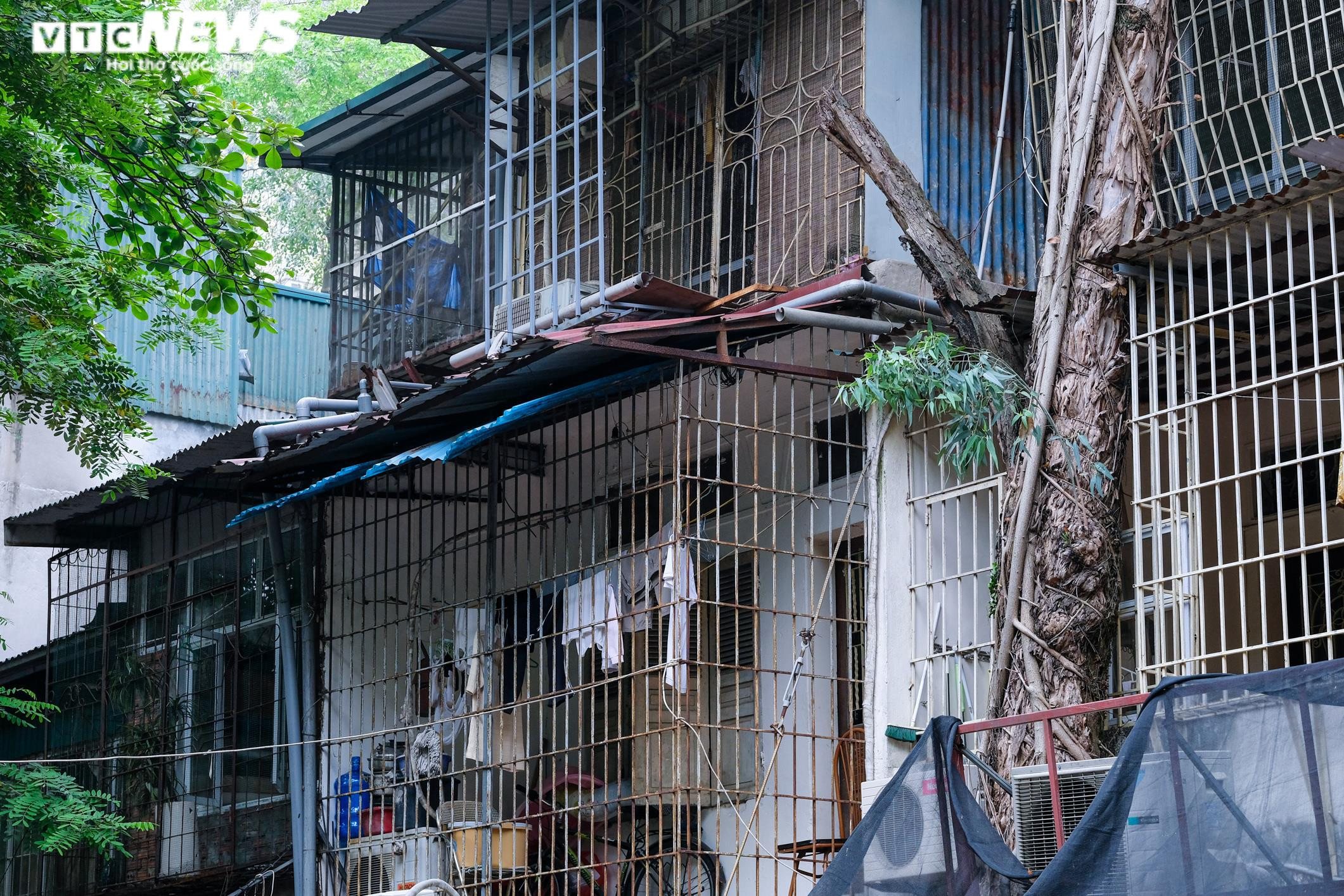 Cháy nhà, 5 người chết: Hiểm họa từ những 'chuồng cọp' chằng chịt ở khu tập thể - 10