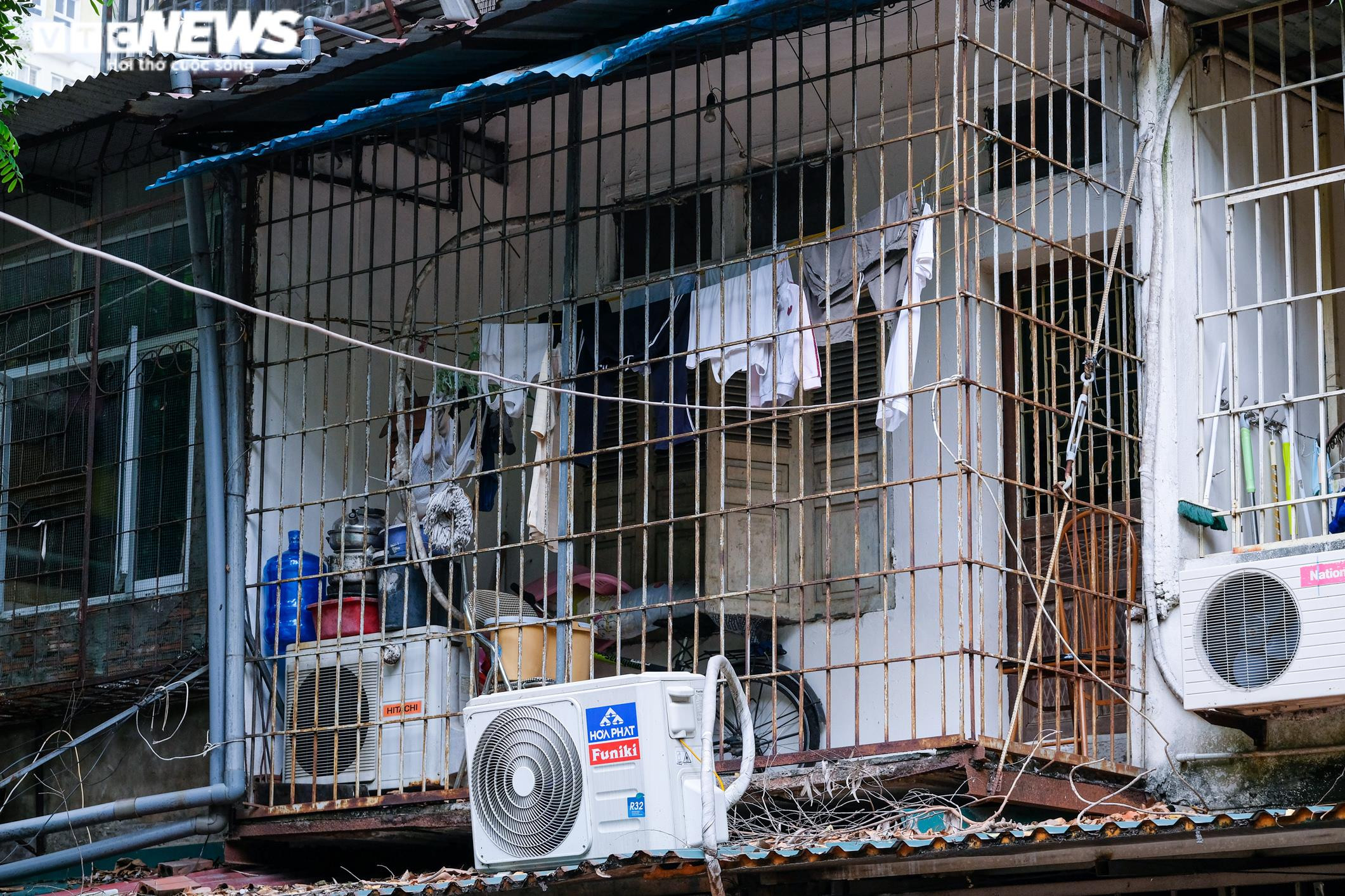 Cháy nhà, 5 người chết: Hiểm họa từ những 'chuồng cọp' chằng chịt ở khu tập thể - 3