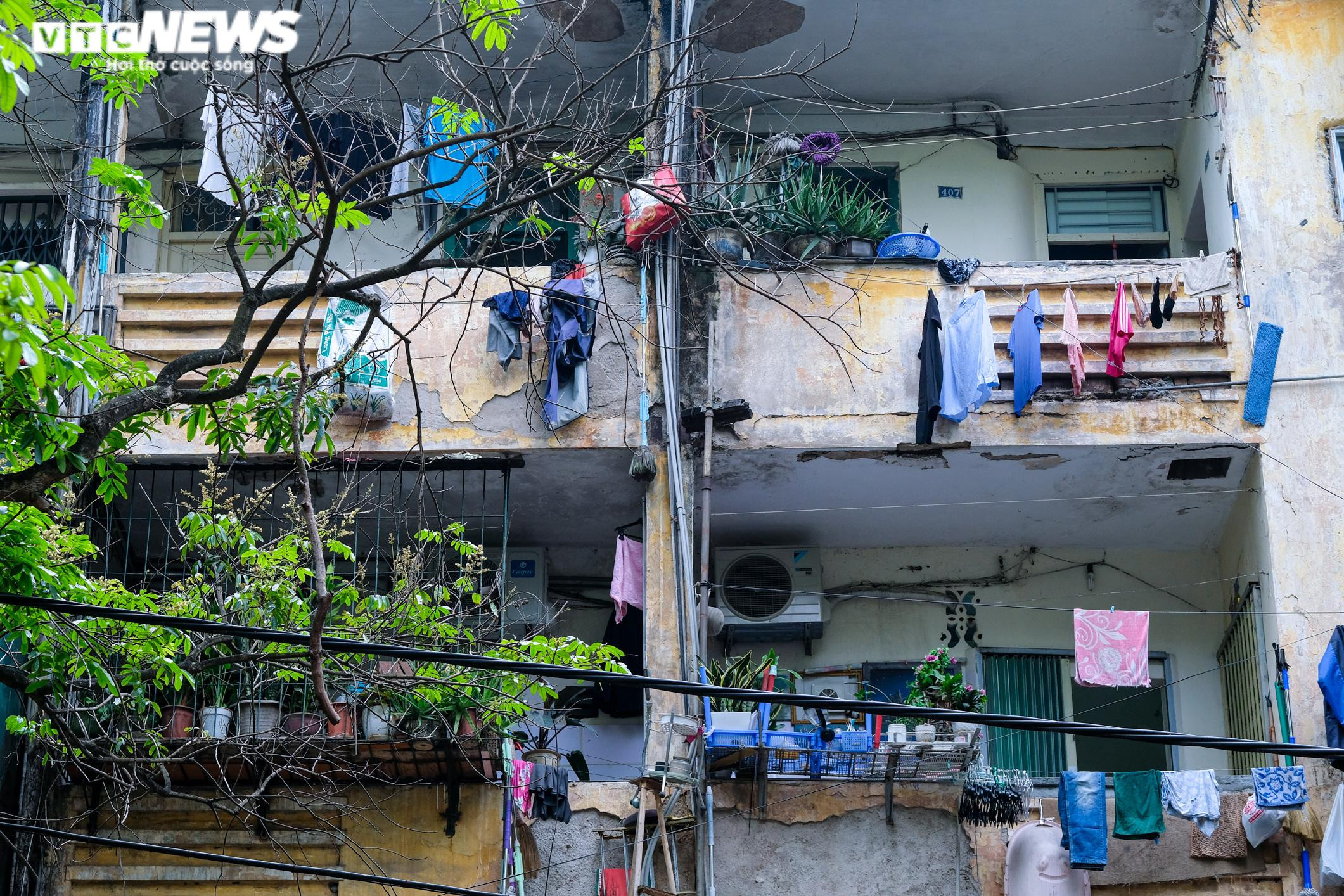 Cháy nhà, 5 người chết: Hiểm họa từ những 'chuồng cọp' chằng chịt ở khu tập thể - 4