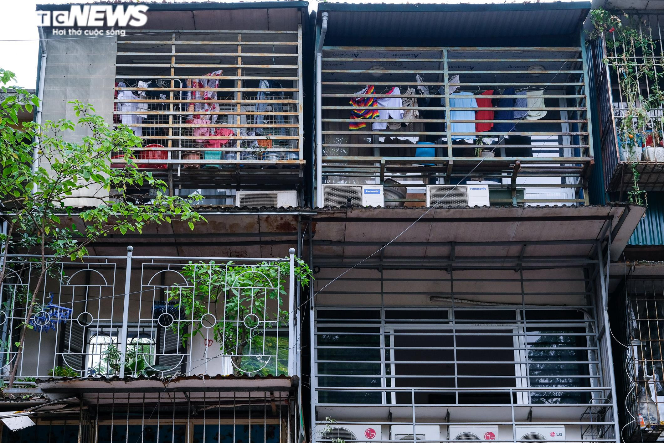 Cháy nhà, 5 người chết: Hiểm họa từ những 'chuồng cọp' chằng chịt ở khu tập thể - 9