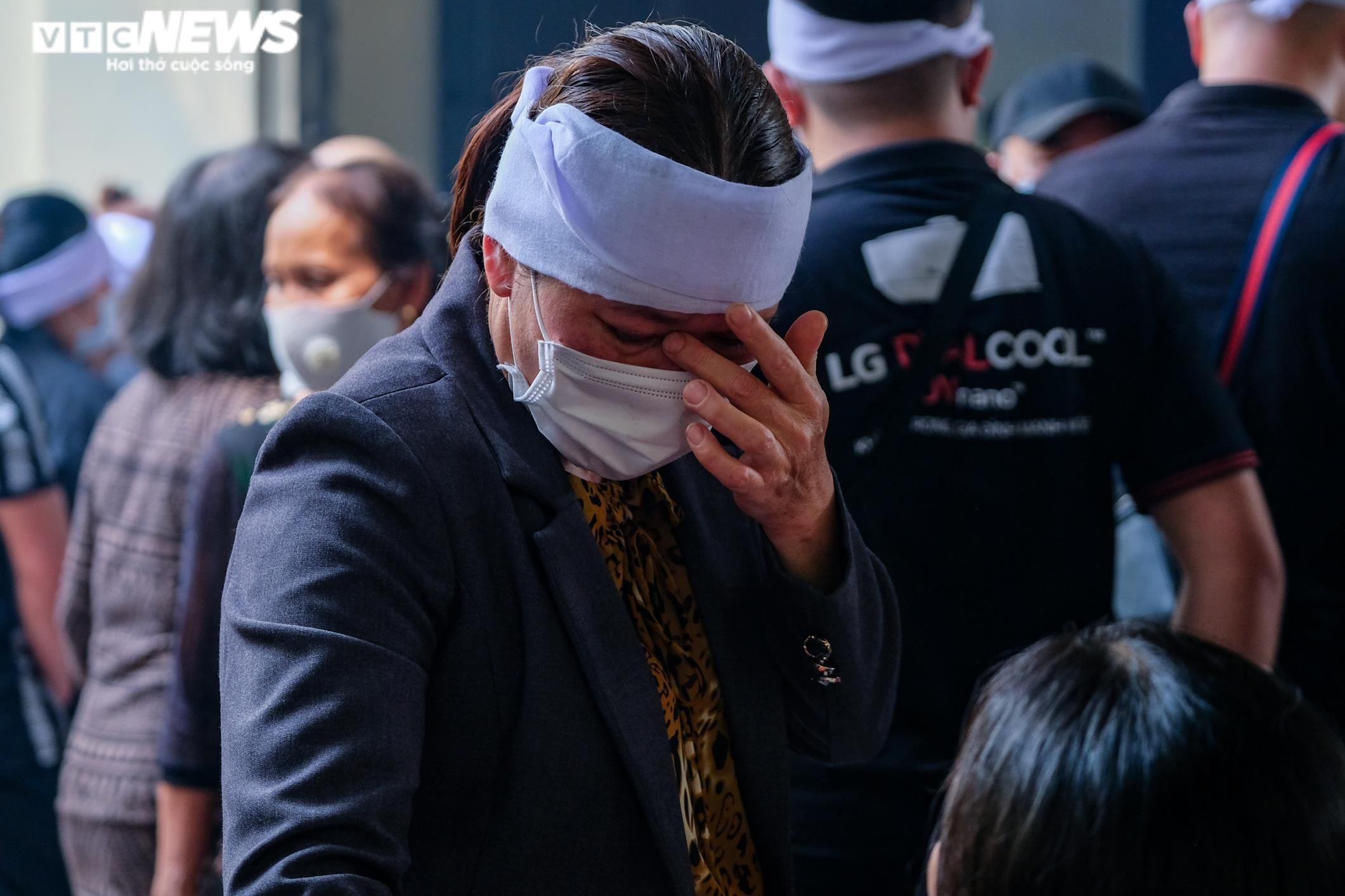 Ảnh: Đám tang đẫm nước mắt tiễn biệt 5 người cùng gia đình bị chết cháy ở Hà Nội - 5