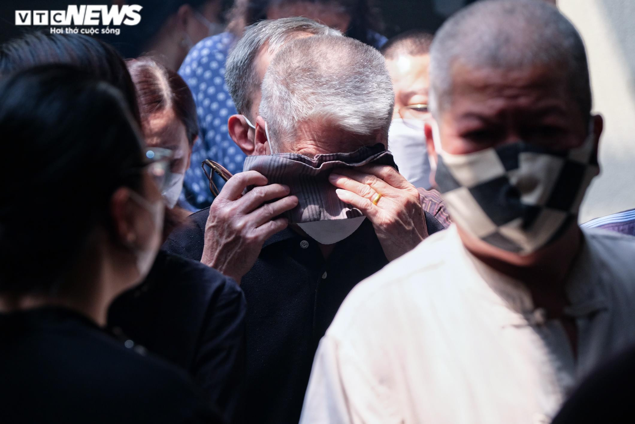 Ảnh: Đám tang đẫm nước mắt tiễn biệt 5 người cùng gia đình bị chết cháy ở Hà Nội - 6