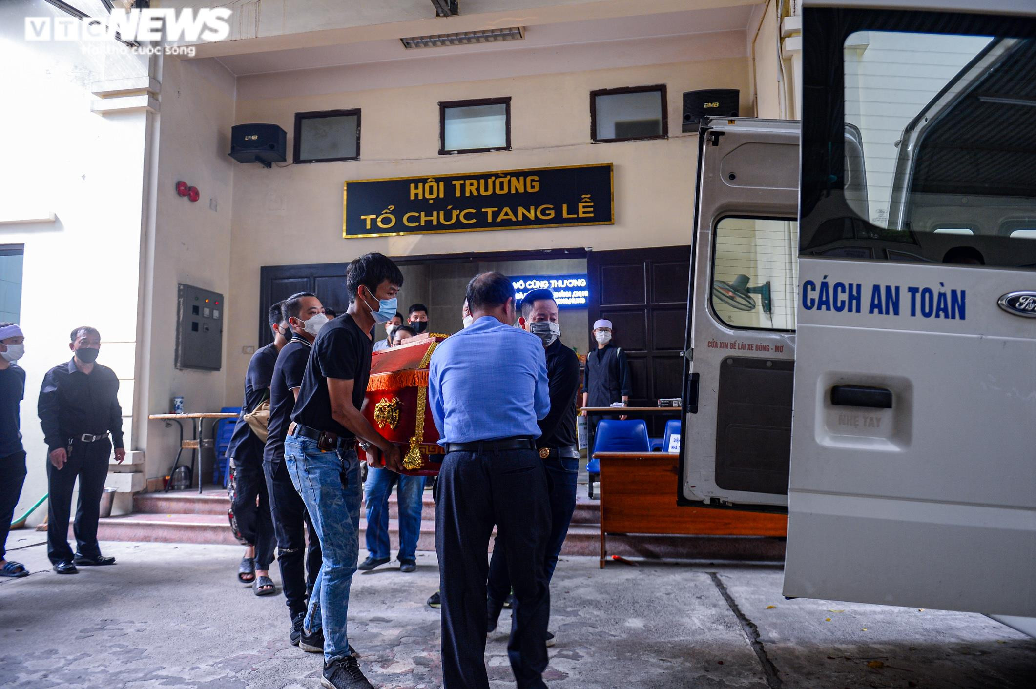 Ảnh: Đám tang đẫm nước mắt tiễn biệt 5 người cùng gia đình bị chết cháy ở Hà Nội - 10