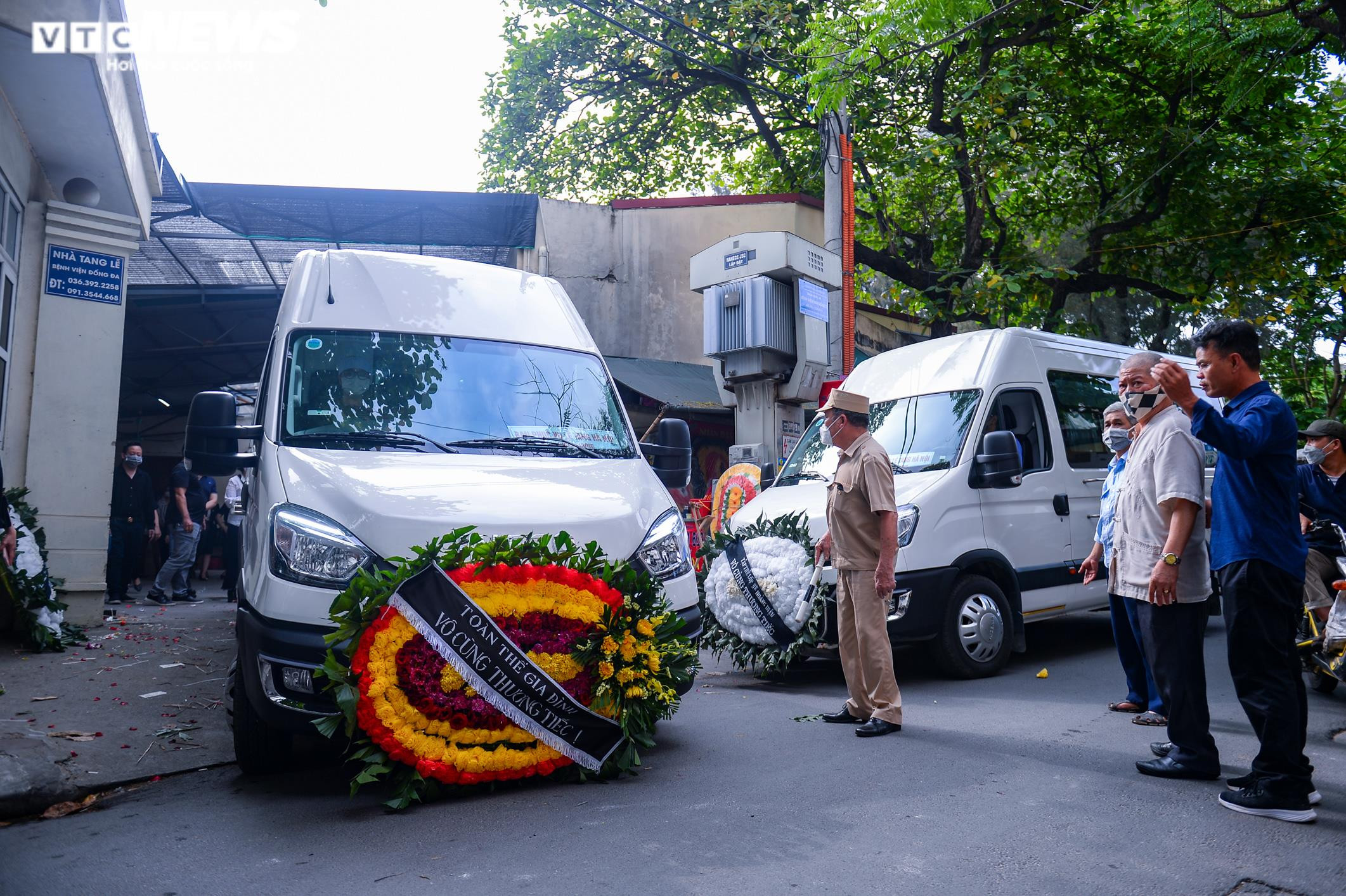 Ảnh: Đám tang đẫm nước mắt tiễn biệt 5 người cùng gia đình bị chết cháy ở Hà Nội - 9