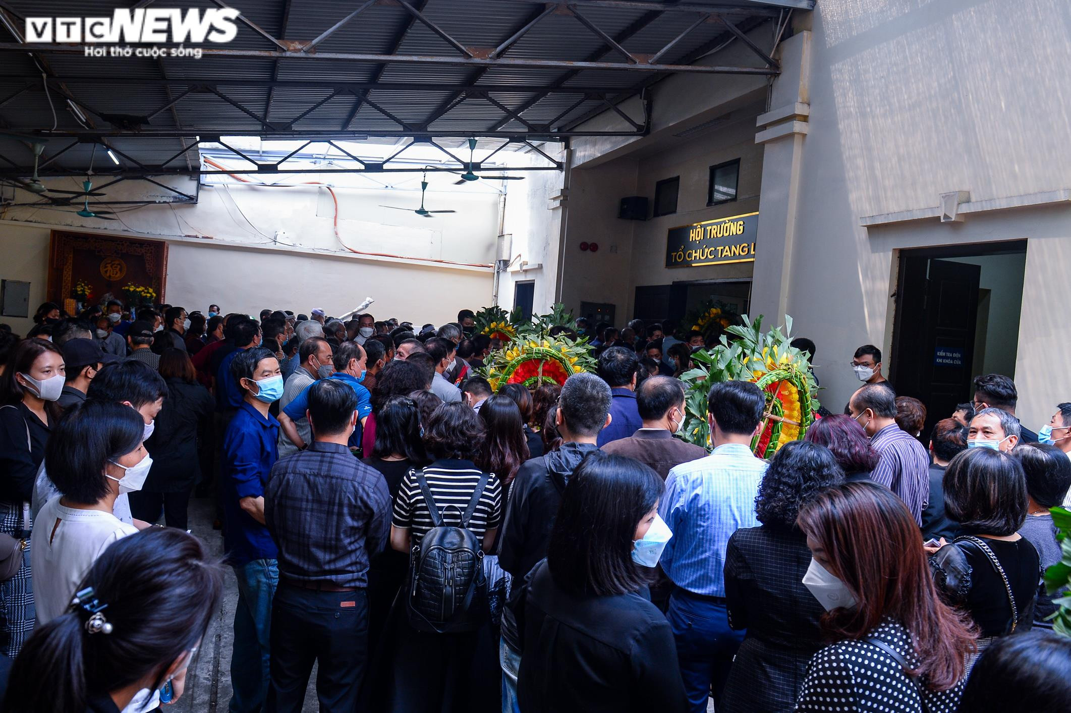 Ảnh: Đám tang đẫm nước mắt tiễn biệt 5 người cùng gia đình bị chết cháy ở Hà Nội - 2