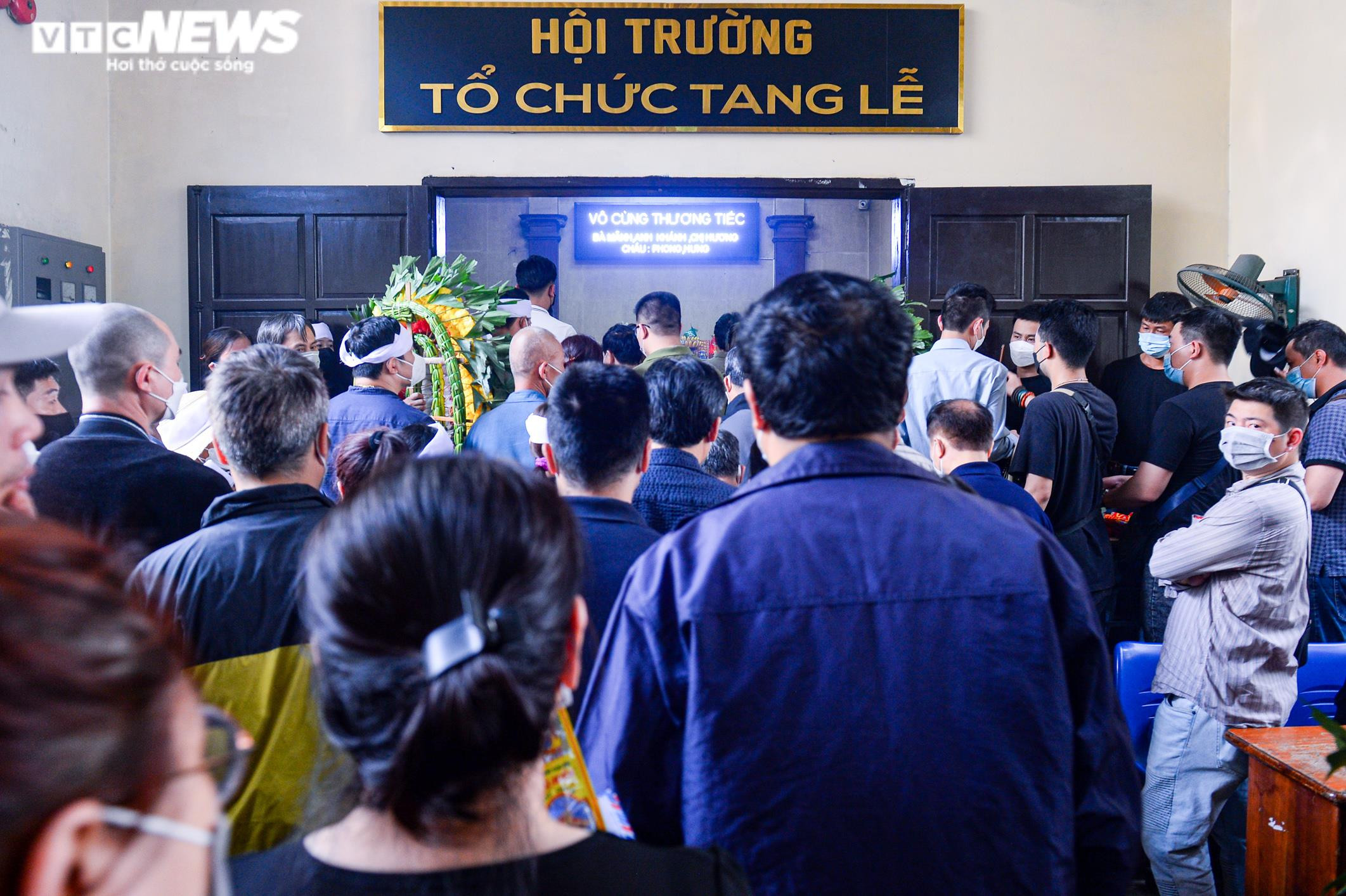 Ảnh: Đám tang đẫm nước mắt tiễn biệt 5 người cùng gia đình bị chết cháy ở Hà Nội - 4