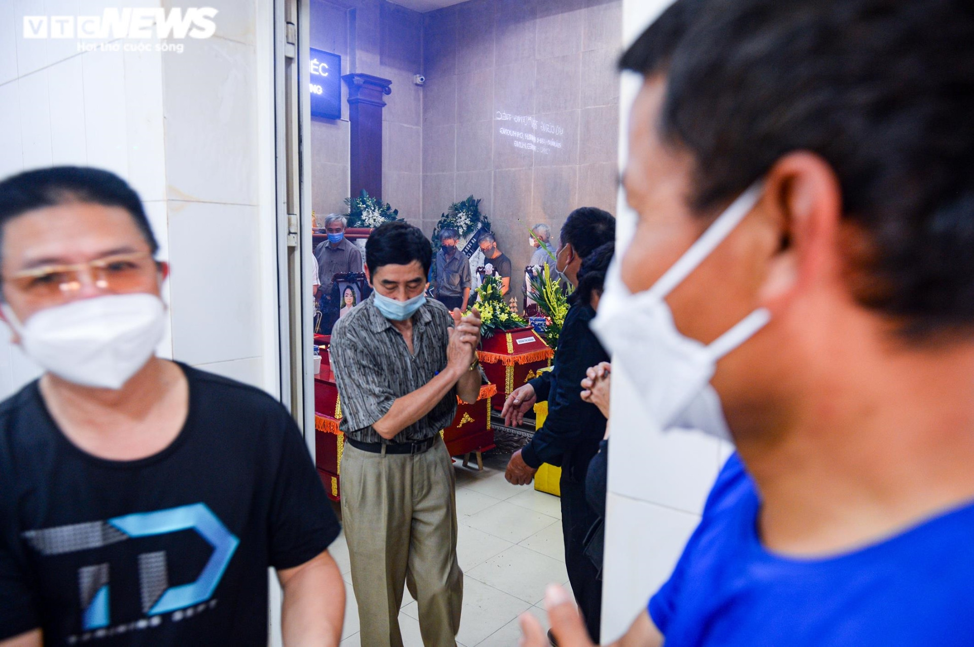 Ảnh: Đám tang đẫm nước mắt tiễn biệt 5 người cùng gia đình bị chết cháy ở Hà Nội - 8