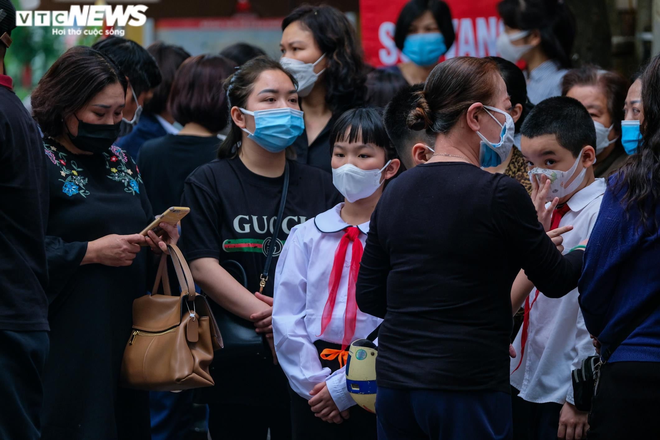 Ảnh: Đám tang đẫm nước mắt tiễn biệt 5 người cùng gia đình bị chết cháy ở Hà Nội - 3