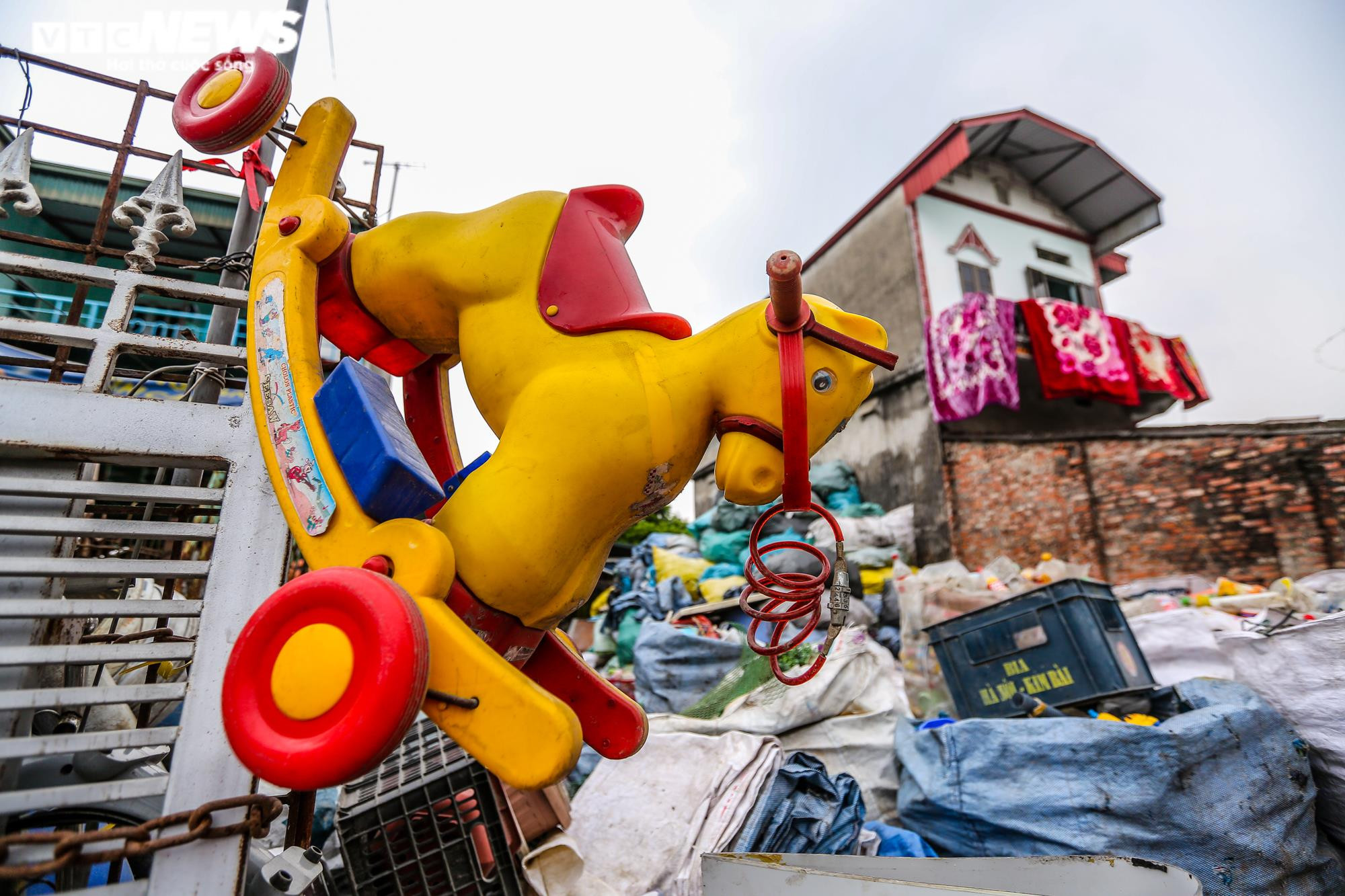 Ảnh: Cuộc sống mịt mù khói ô nhiễm ở làng tái chế rác thải nhựa lớn nhất Hà Nội - 21