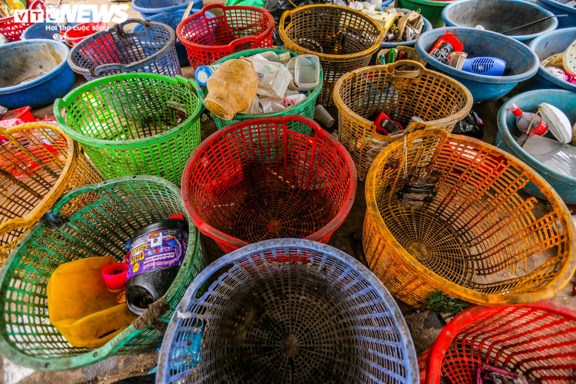 Ảnh: Cuộc sống mịt mù khói ô nhiễm ở làng tái chế rác thải nhựa lớn nhất Hà Nội - 18