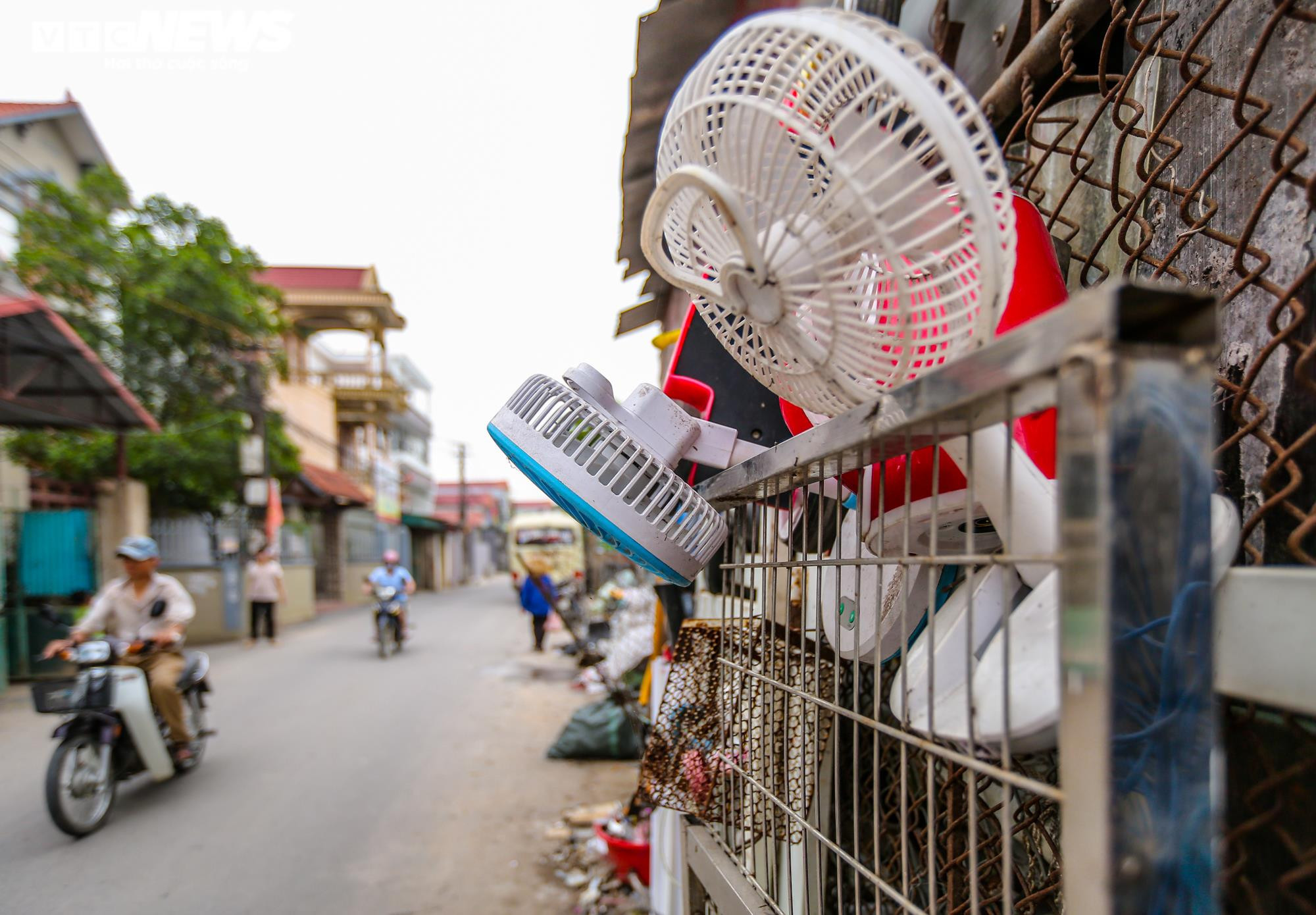 Ảnh: Cuộc sống mịt mù khói ô nhiễm ở làng tái chế rác thải nhựa lớn nhất Hà Nội - 22
