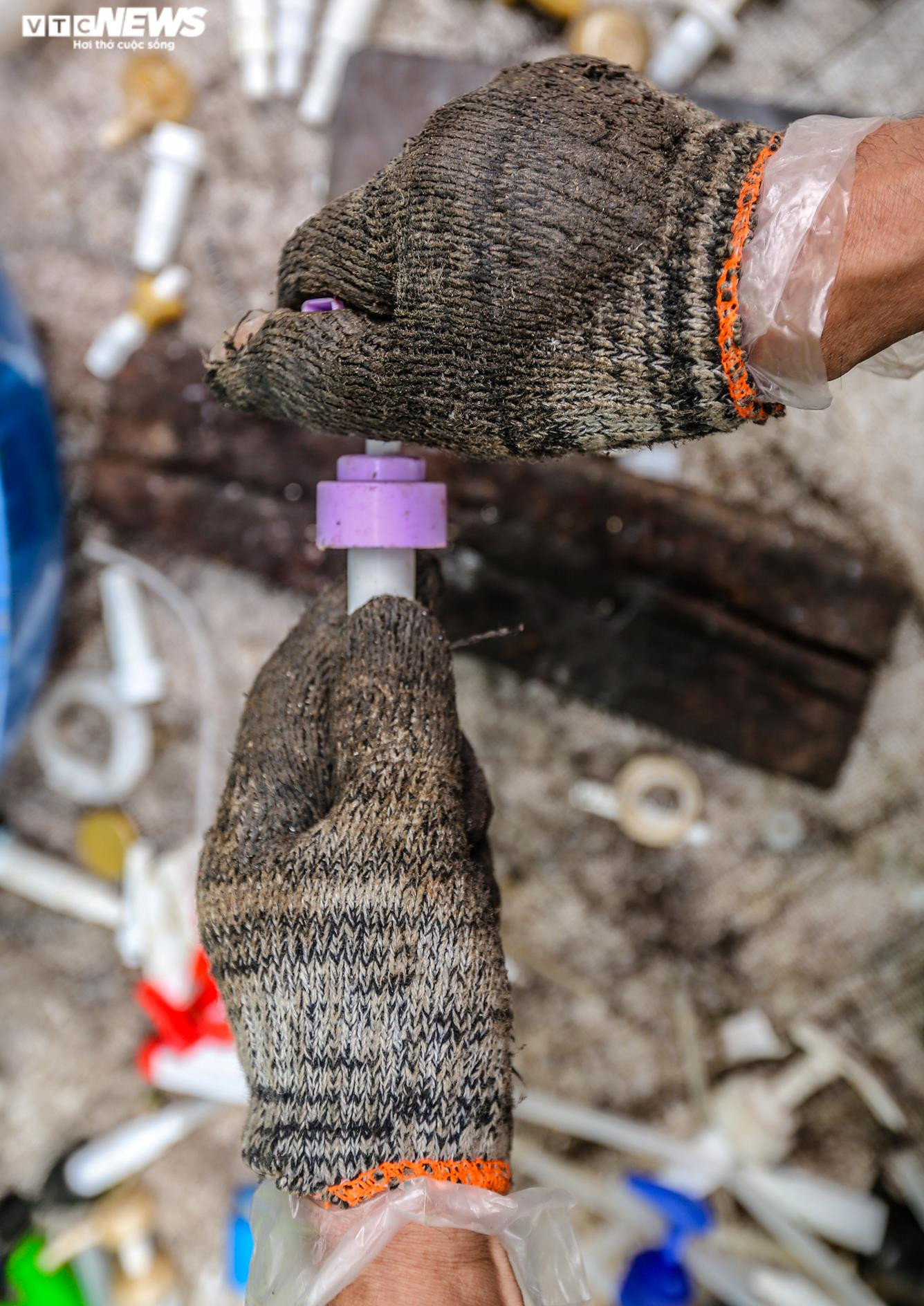 Ảnh: Cuộc sống mịt mù khói ô nhiễm ở làng tái chế rác thải nhựa lớn nhất Hà Nội - 14