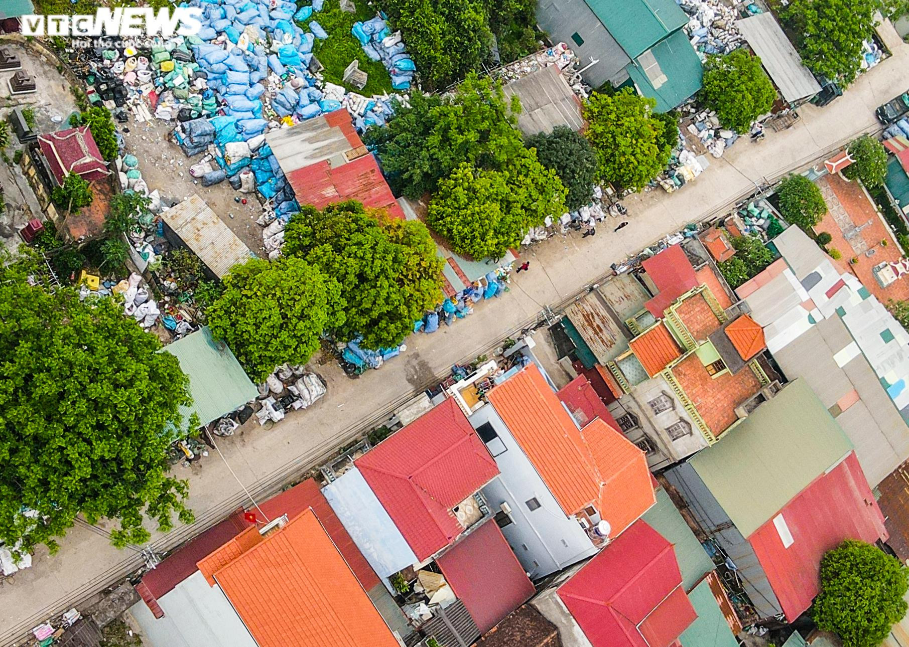 Ảnh: Cuộc sống mịt mù khói ô nhiễm ở làng tái chế rác thải nhựa lớn nhất Hà Nội - 12