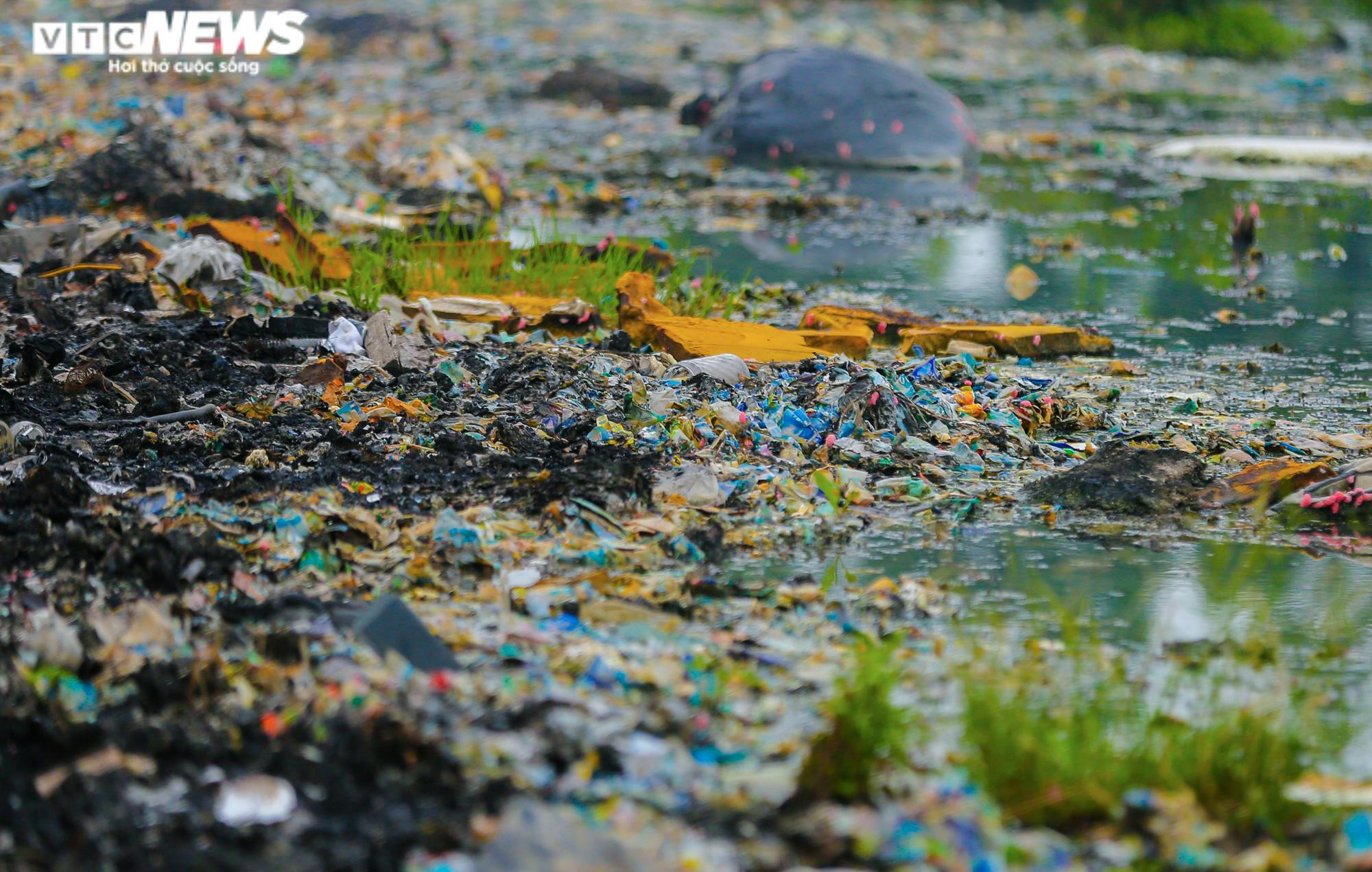 Ảnh: Cuộc sống mịt mù khói ô nhiễm ở làng tái chế rác thải nhựa lớn nhất Hà Nội - 11