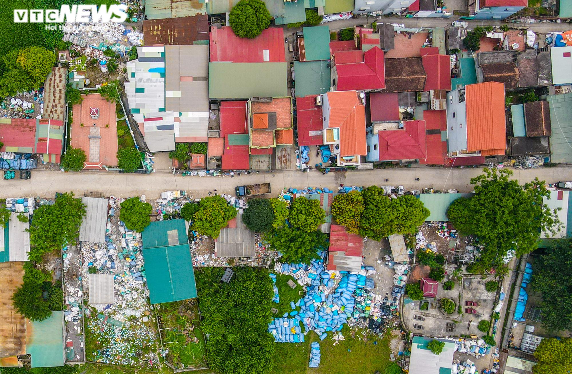 Ảnh: Cuộc sống mịt mù khói ô nhiễm ở làng tái chế rác thải nhựa lớn nhất Hà Nội - 1