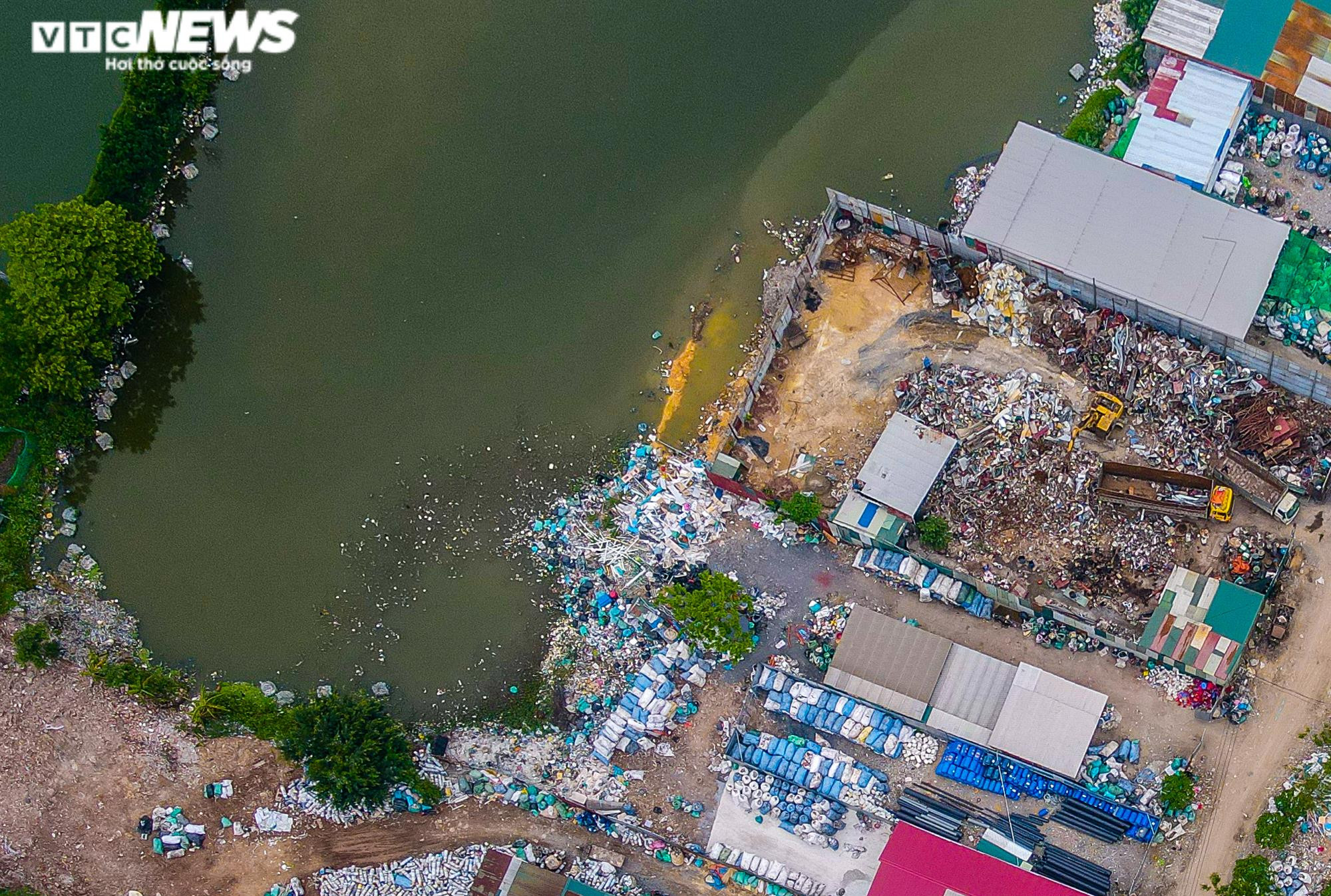 Ảnh: Cuộc sống mịt mù khói ô nhiễm ở làng tái chế rác thải nhựa lớn nhất Hà Nội - 10