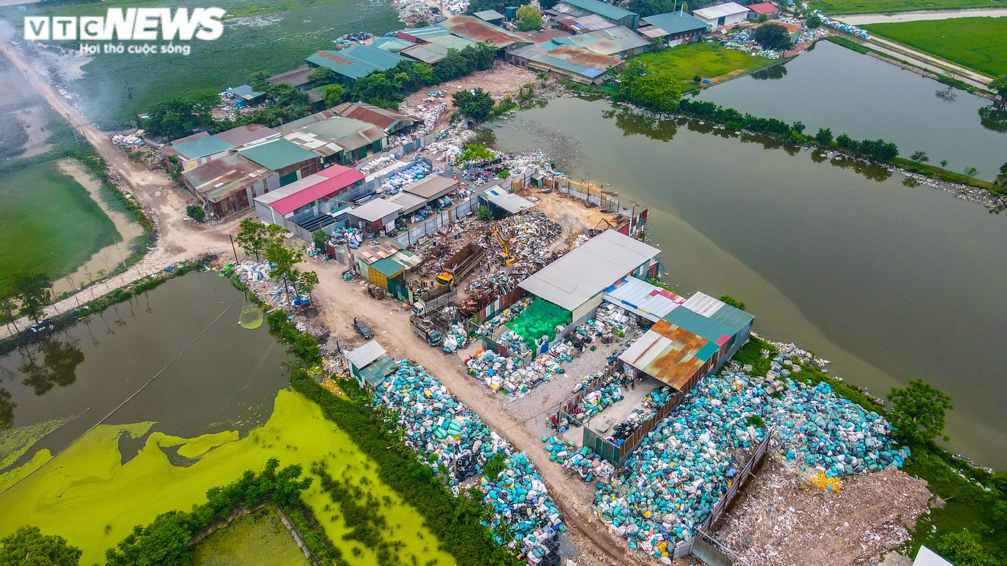 Ảnh: Cuộc sống mịt mù khói ô nhiễm ở làng tái chế rác thải nhựa lớn nhất Hà Nội - 23