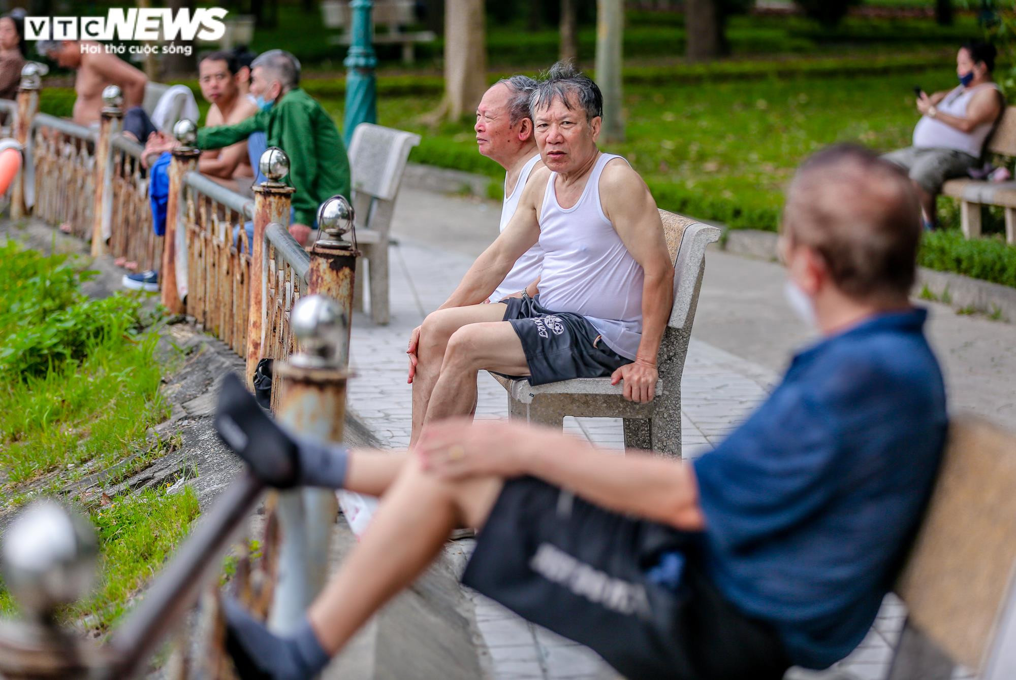 Ảnh: Hai công viên nổi tiếng Hà Nội xuống cấp, 'bẫy' người đến vui chơi - 8