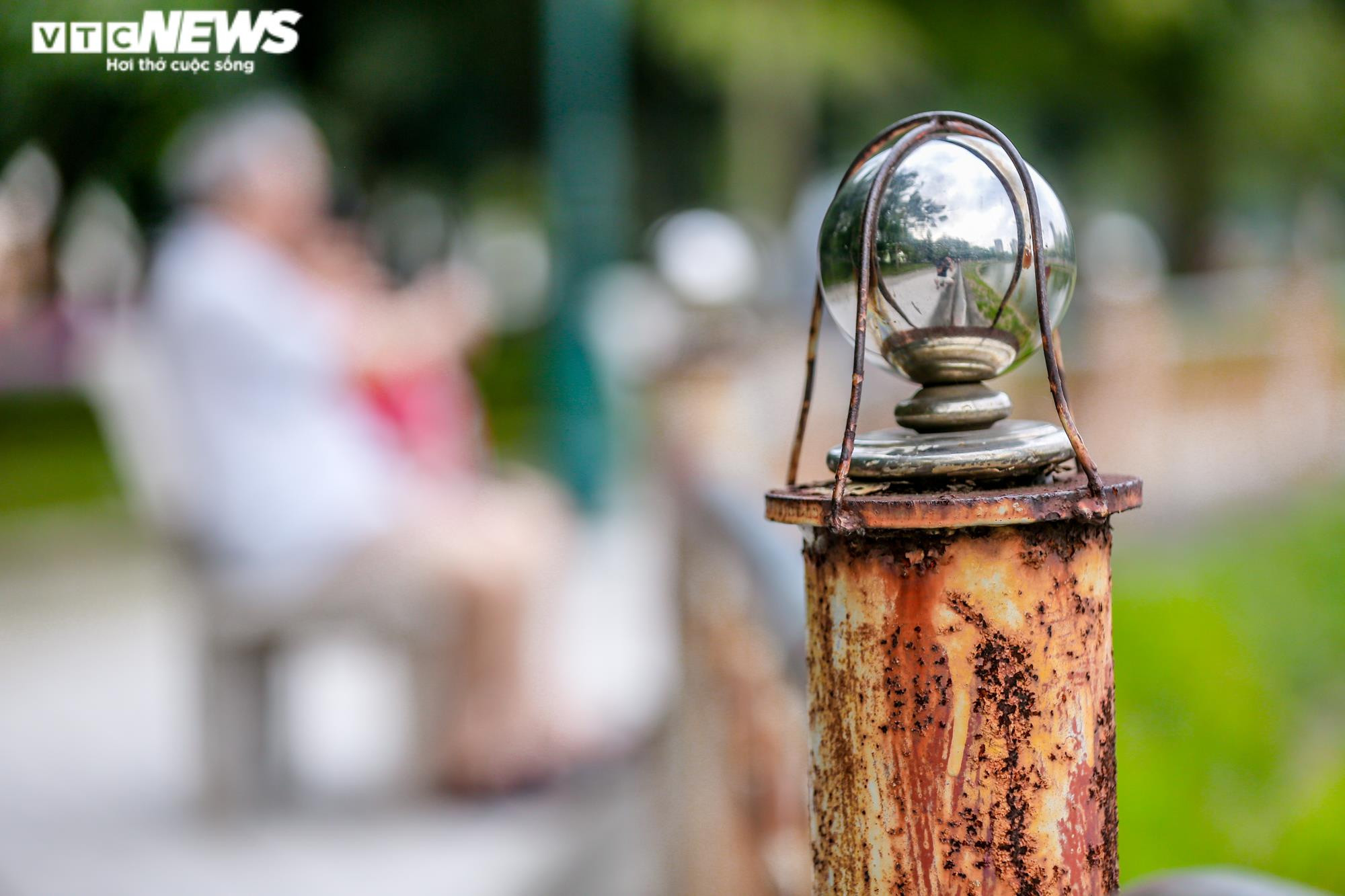 Ảnh: Hai công viên nổi tiếng Hà Nội xuống cấp, 'bẫy' người đến vui chơi - 15