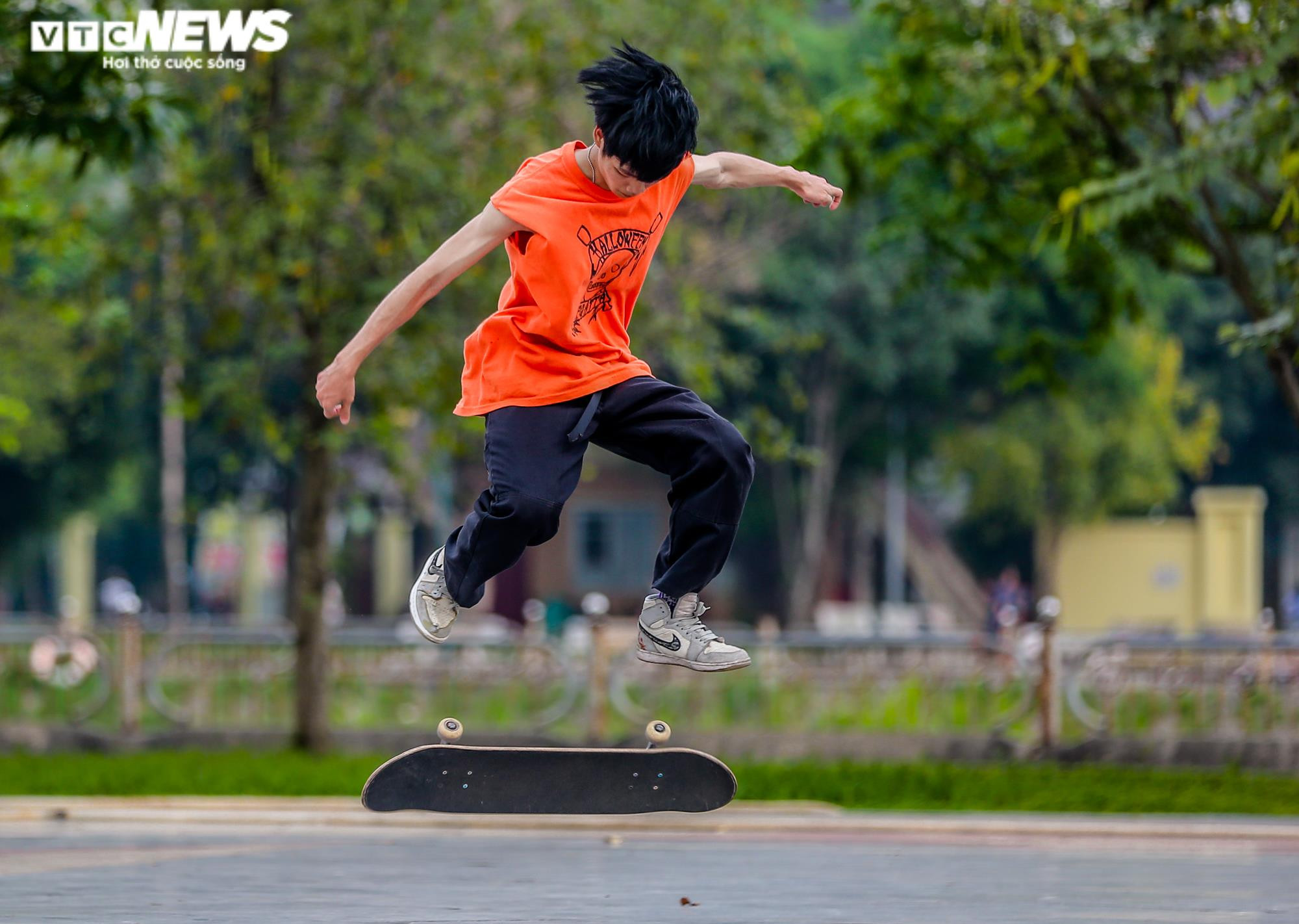 Ảnh: Hai công viên nổi tiếng Hà Nội xuống cấp, 'bẫy' người đến vui chơi - 7