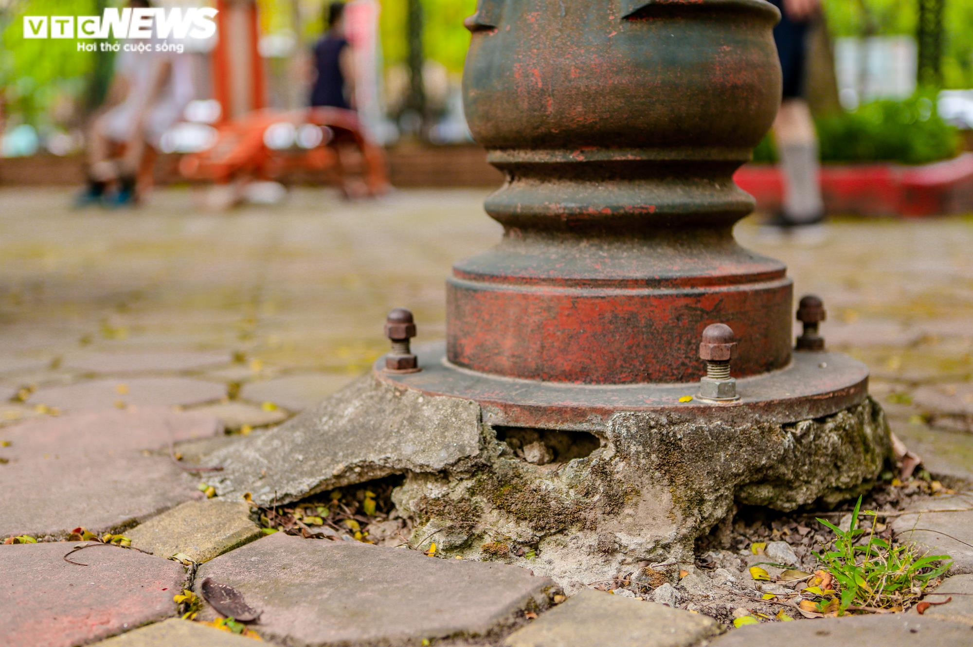 Ảnh: Hai công viên nổi tiếng Hà Nội xuống cấp, 'bẫy' người đến vui chơi - 13